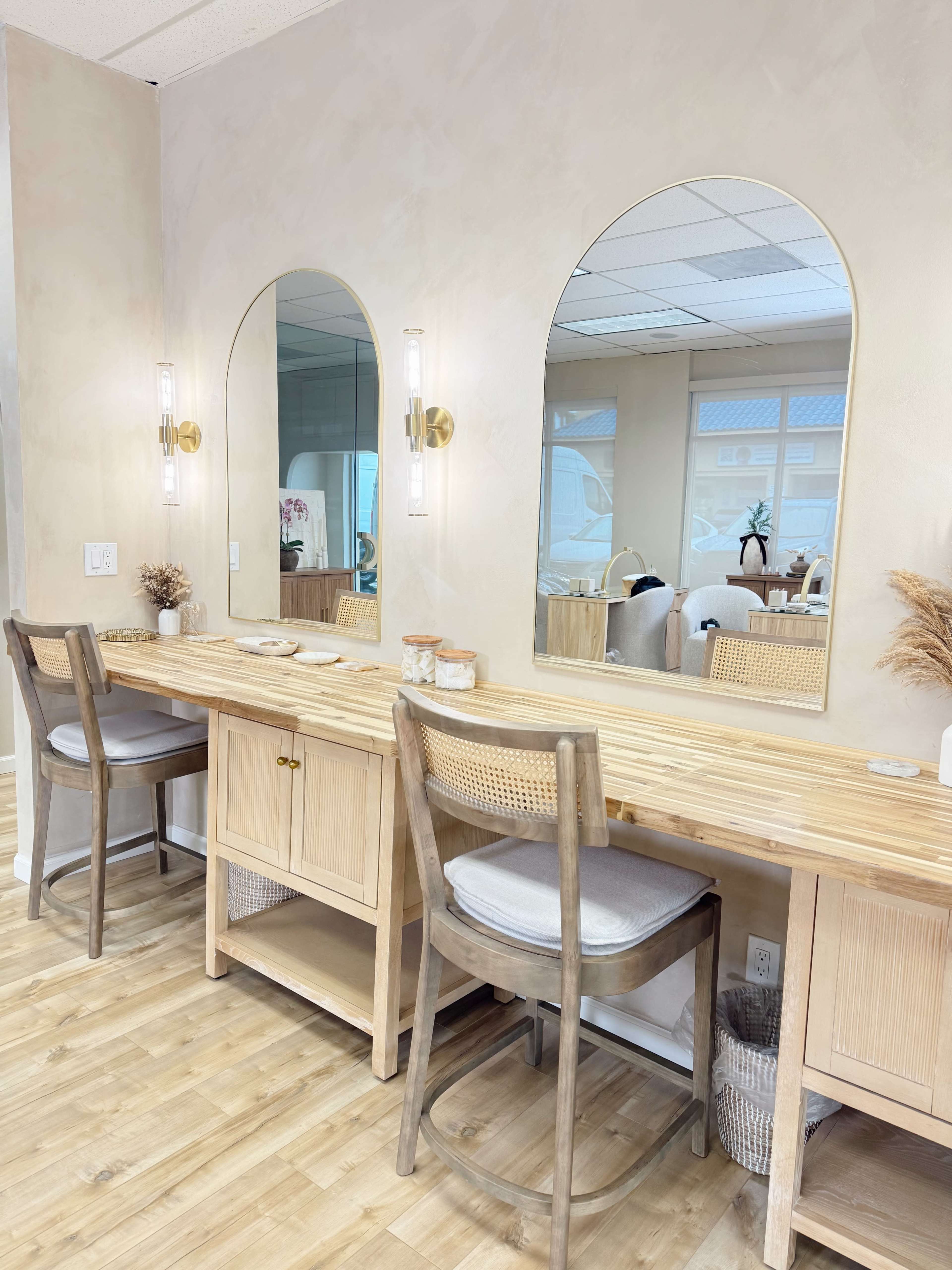 Neutral Aesthetic Luxury Beauty Studio • Full Vanity Mirrors • Private Suites Image in Reseda, Van Nuys, CA