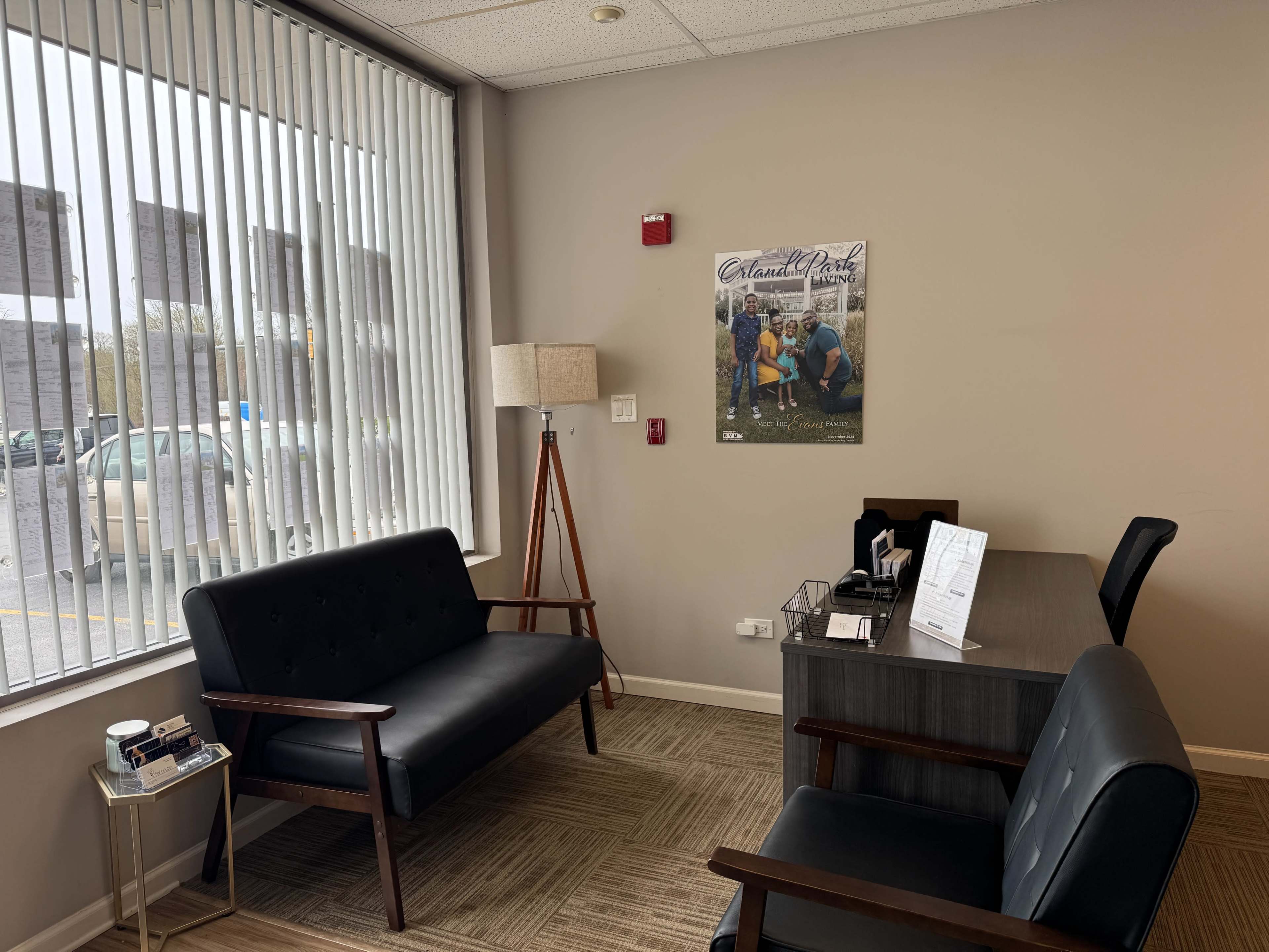 Clean and Contemporary Desk Space in a Business-Friendly Setting Image in Orland Township, Orland Park, IL