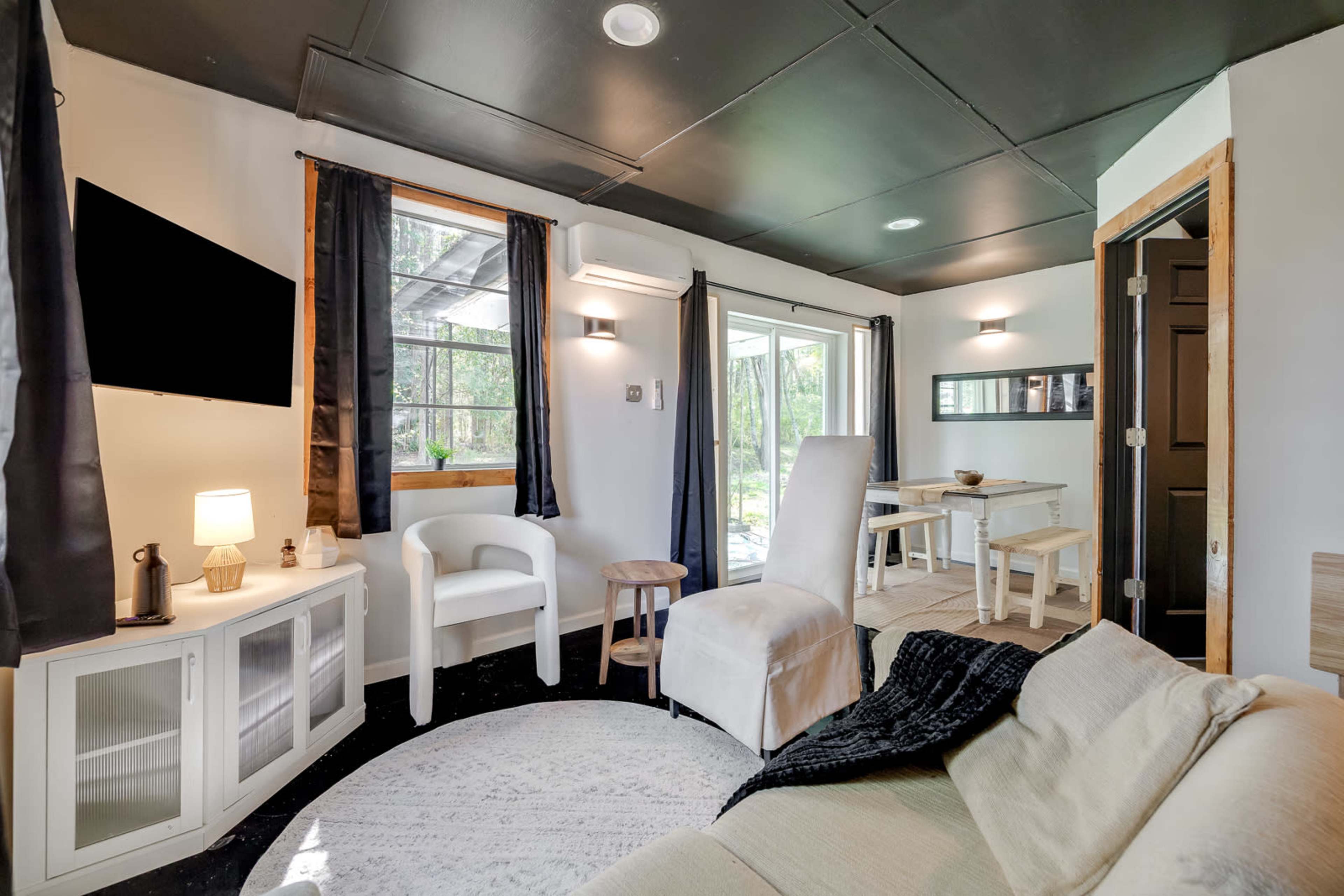 Mesa A · Retro! - 4BR Near Sav Airport Image in Bloomingdale, Bloomingdale, GA