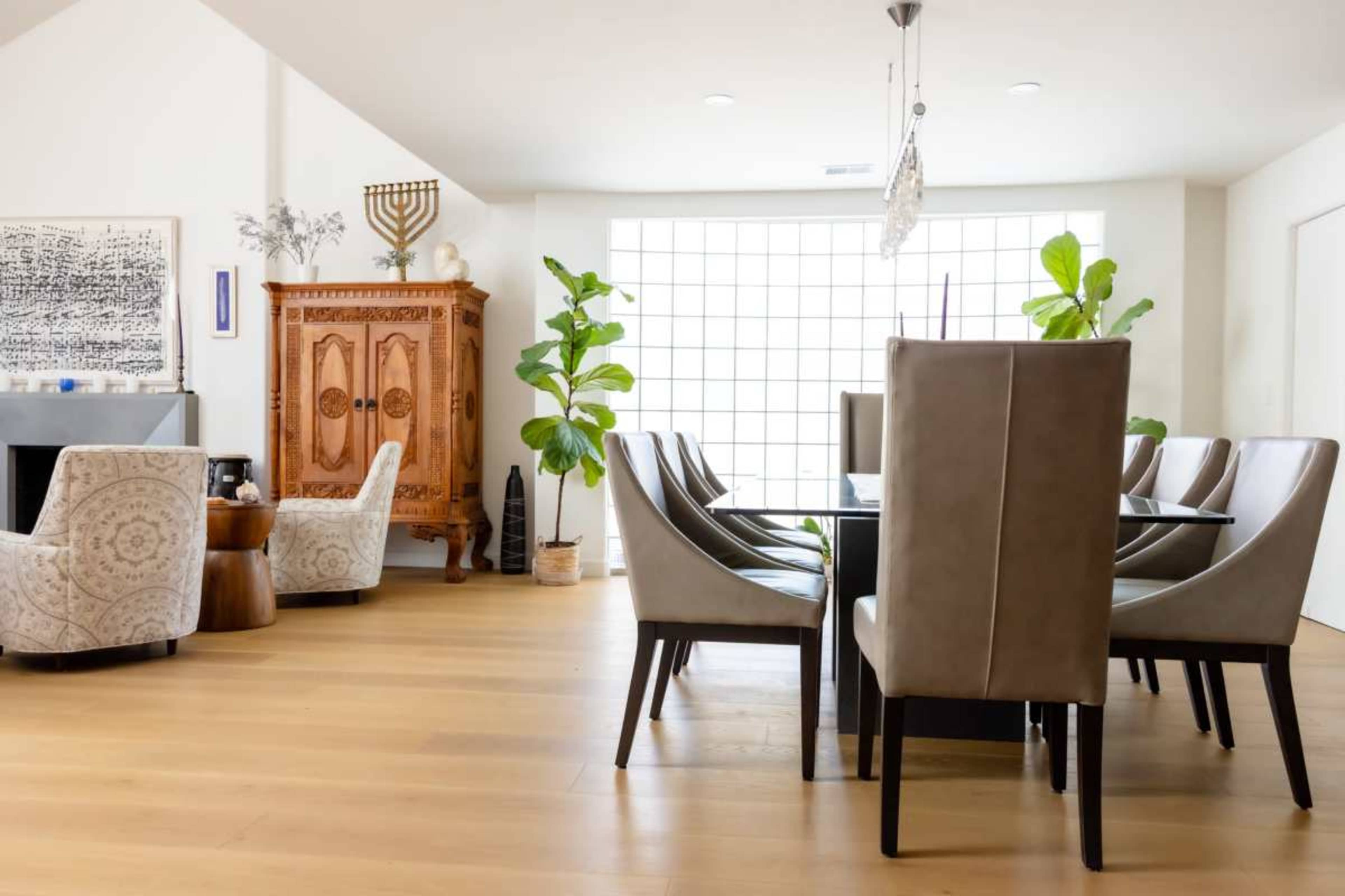 Modern Home with Designer Kitchen, Expansive Yard and Garden Pool Image in El Dorado Park Estates, Long Beach, CA