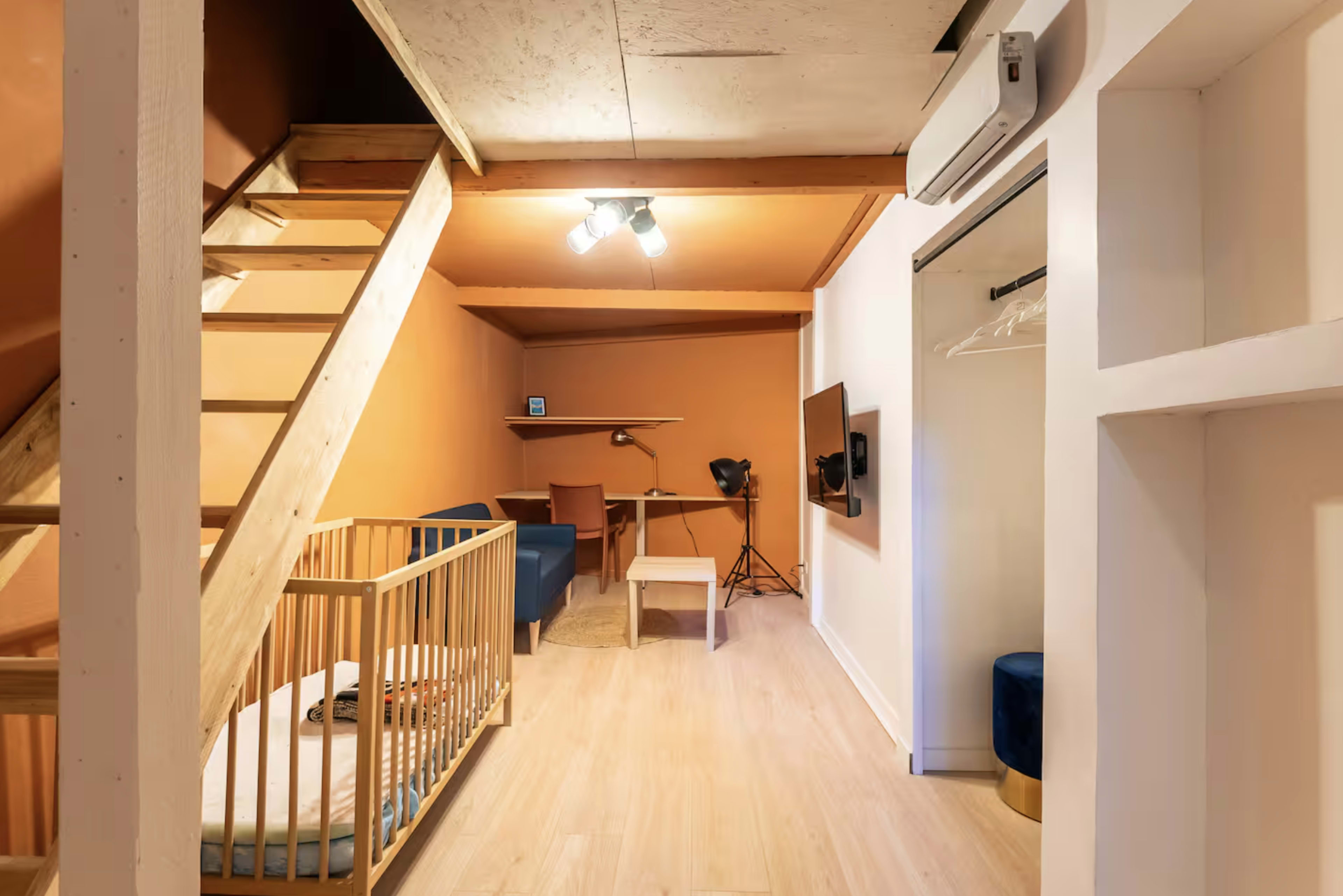 Loft atypique de 150m2 avec 4 chambres et une terrasse extérieure Image in Saint-Louis, Marseille