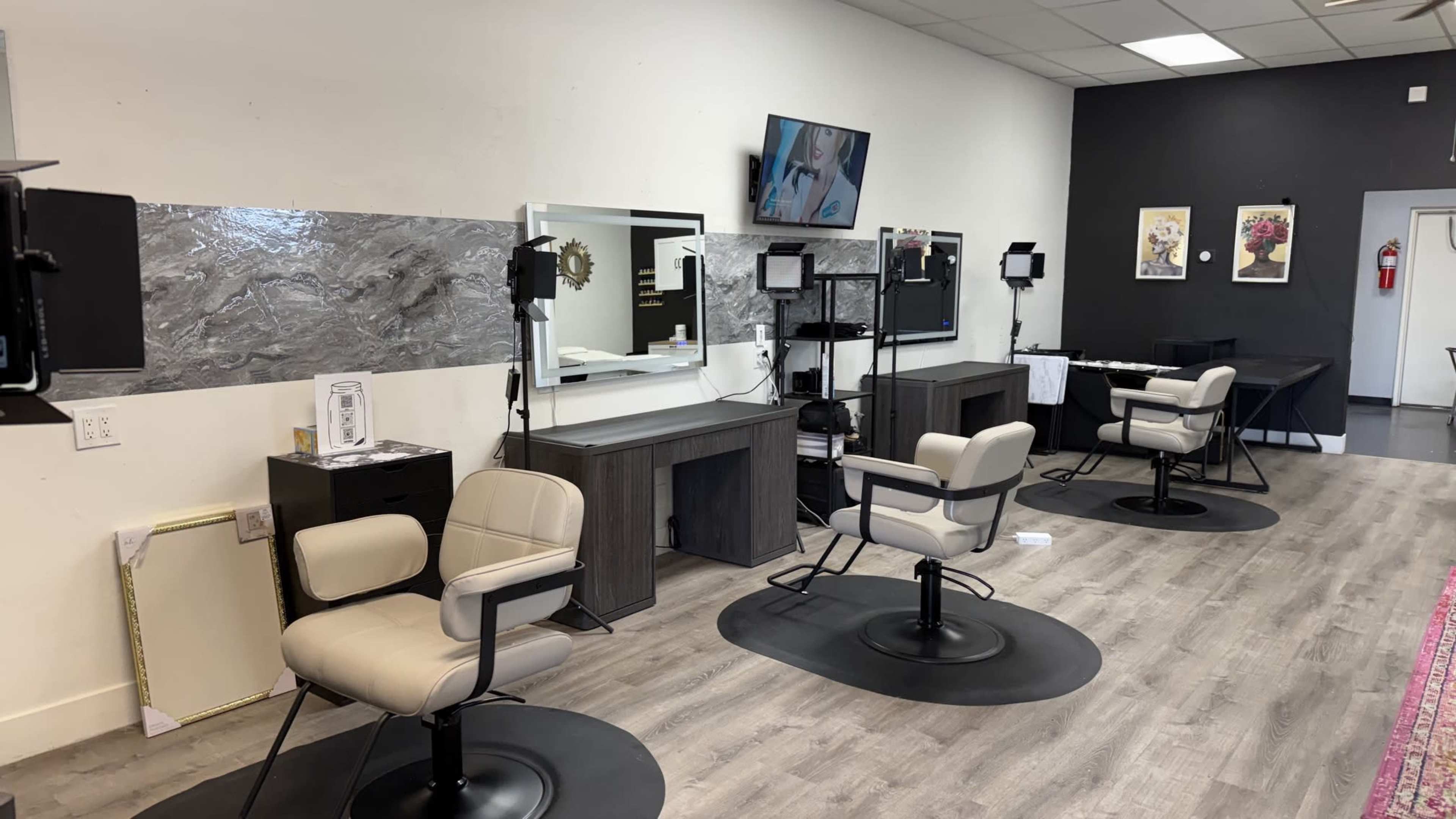 Luxury Salon Chair & Beauty Station Rental | Hourly & Daily Rates Image in Mesa, Mesa, AZ