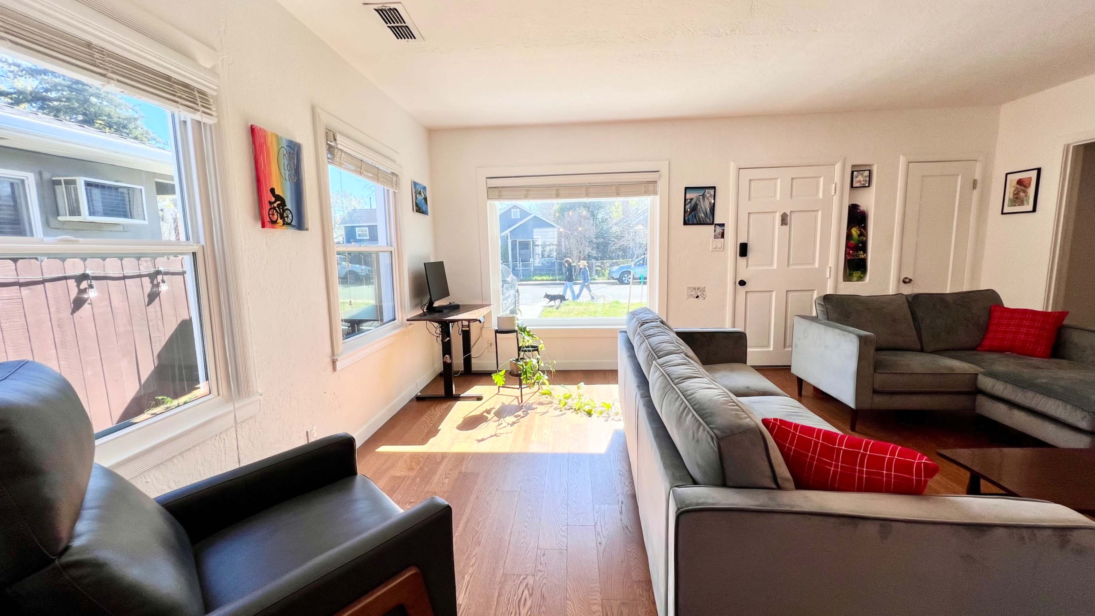 Mid-Century Modern Home with Vibrant Artwork Image in Southeastern Sacramento, Sacramento, CA