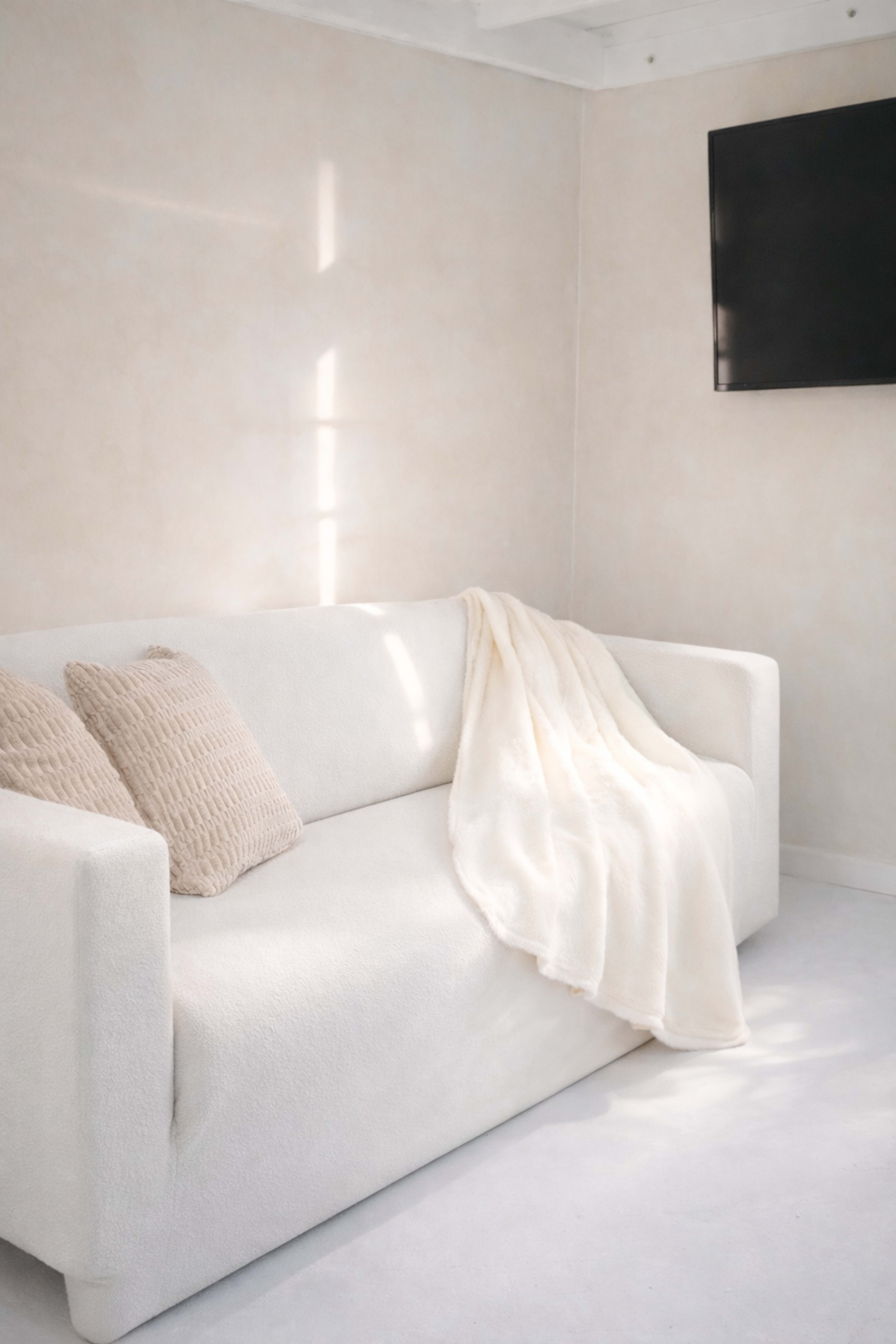 Modern Content Studio with Seamless Backdrops & On-Site Equipment Image in , London, ENG