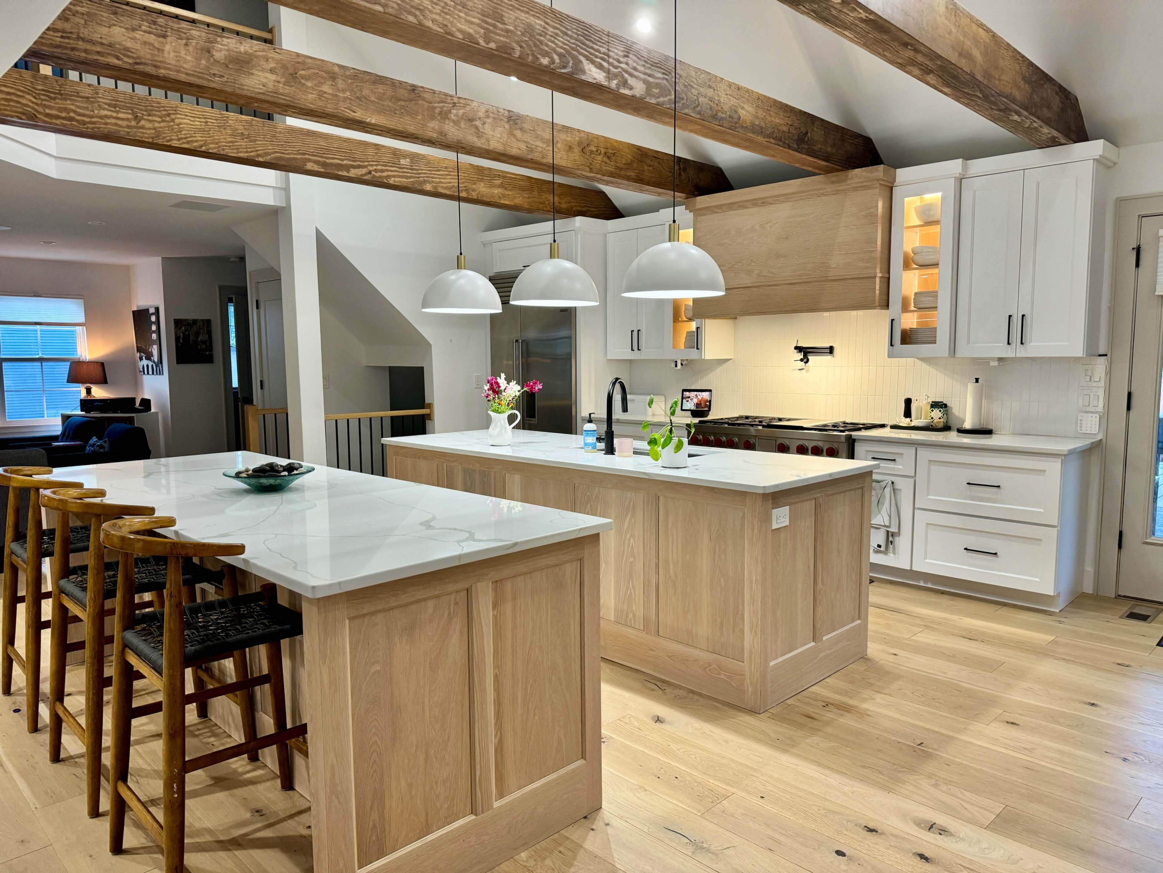Suburban Modern French Farmhouse-Style House with Chef’s Kitchen and Covered Deck Image in Madeira, Cincinnati, OH