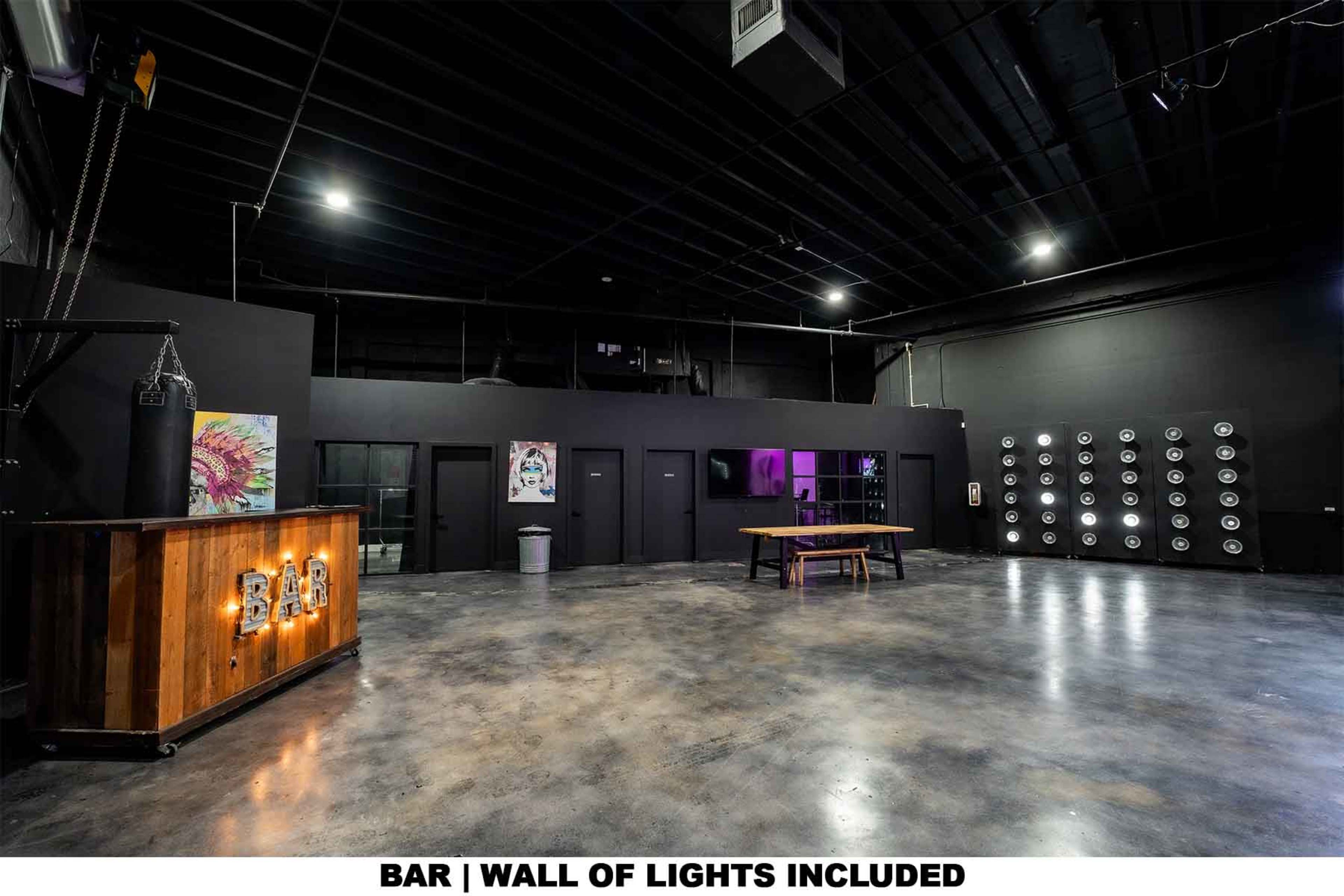 Multipurpose all black modern warehouse with high ceilings Image in North Miami, North Miami, FL