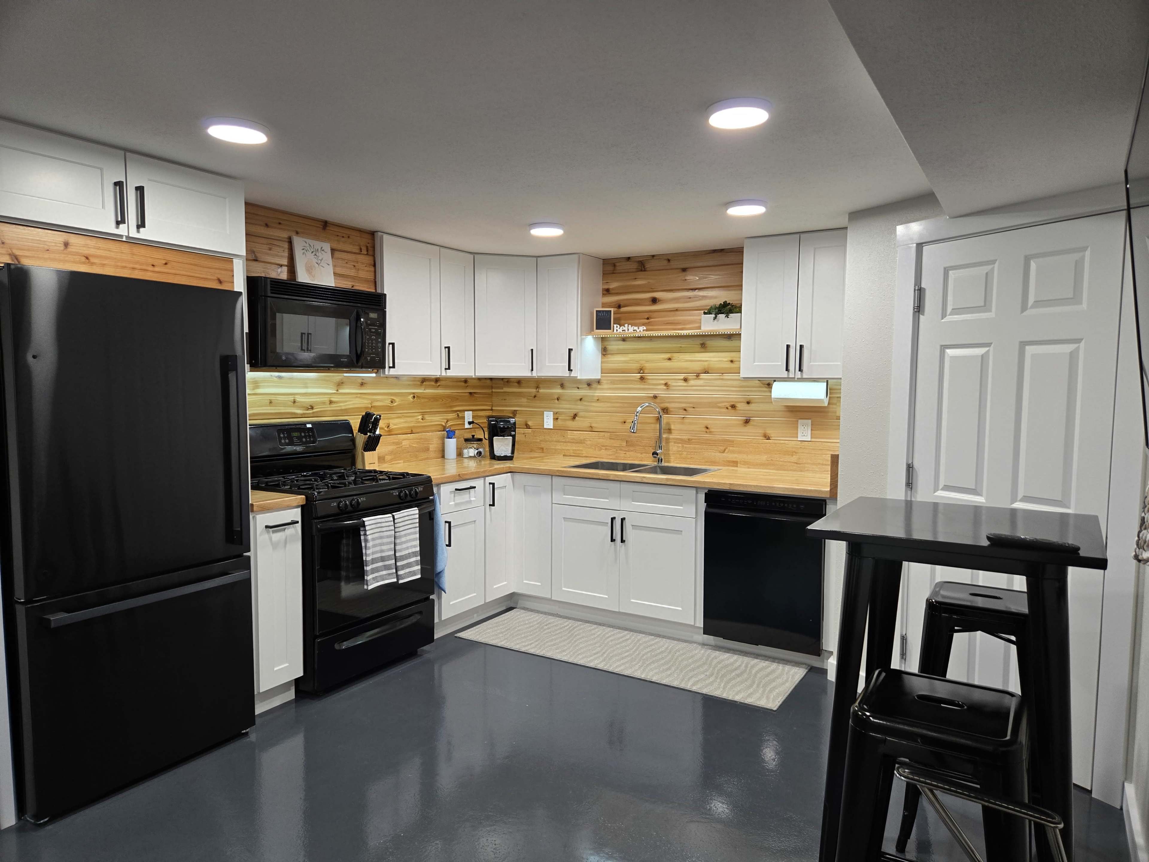 Aesthetic Urban Studio: Mini Chef’s Kitchen, Sauna & Fast WiFi Image in Kennydale, Renton, WA