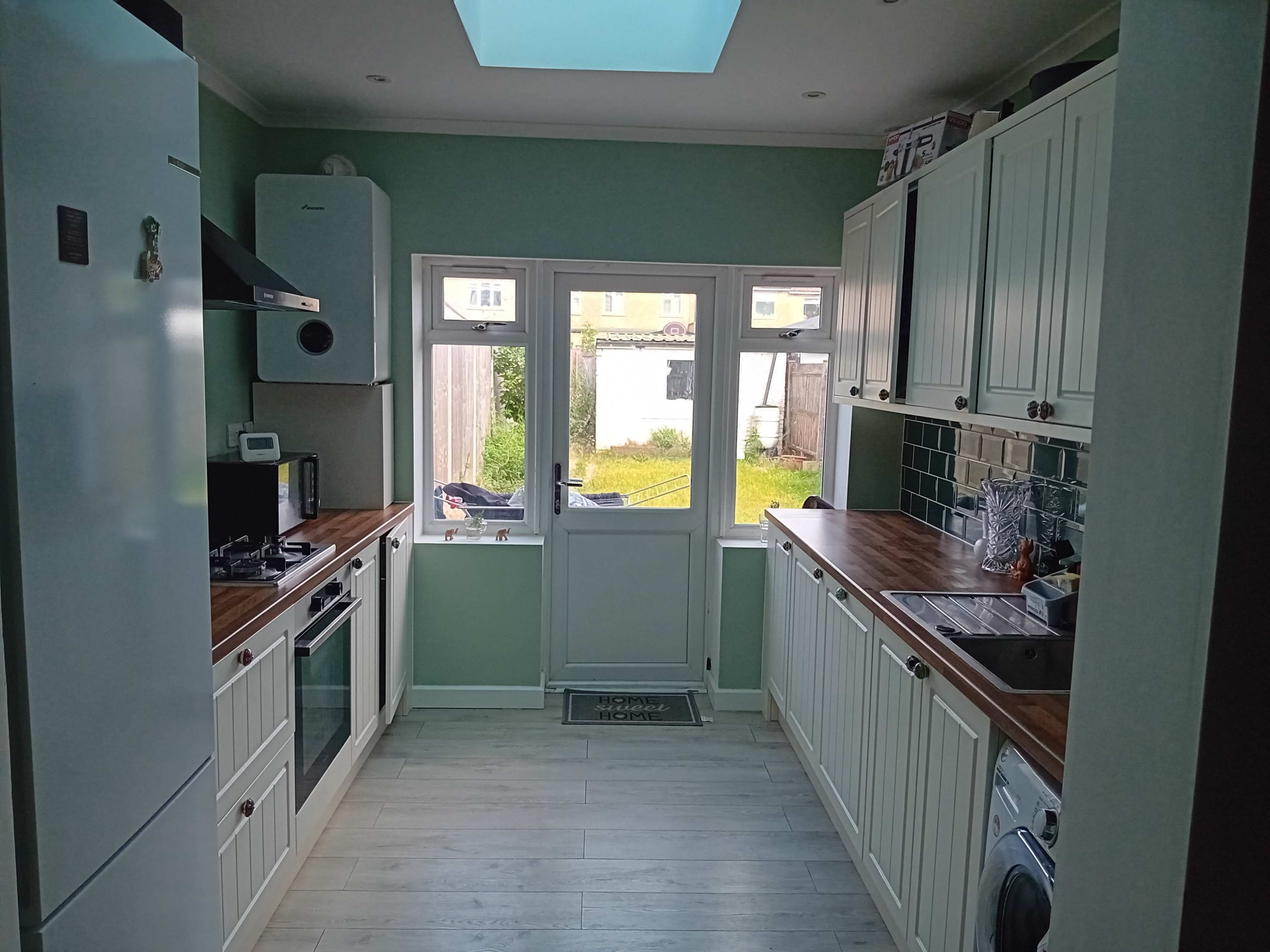 A Spacious 3 Bedrooms 1930's House Image in Ruislip, London, ENG