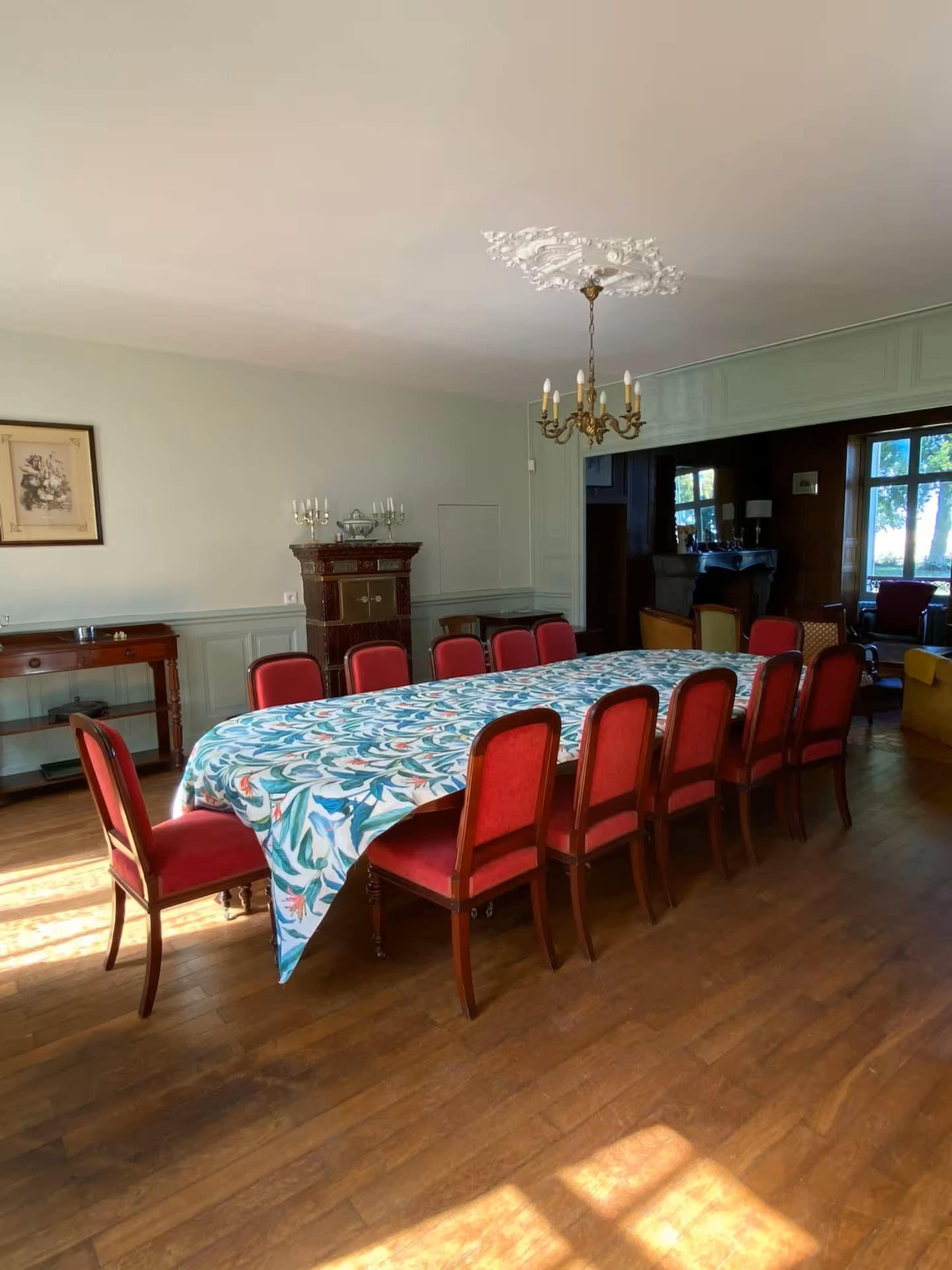 Elegant & Renovated Manor : in between city & nature Image dans , Avallon, 