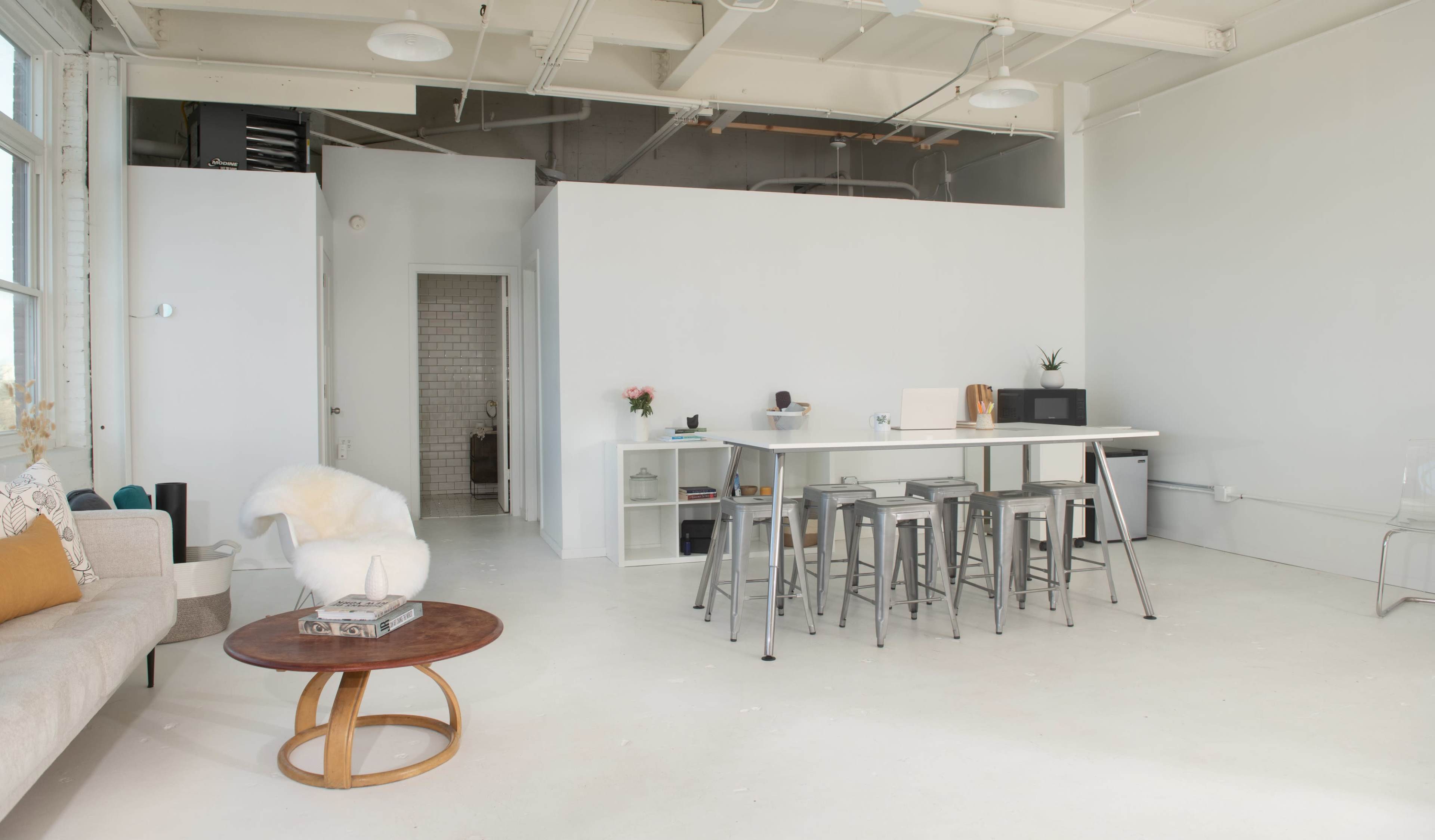Airy White Loft Studio with Skyline North-Facing Windows Image in Lake View, Chicago, IL