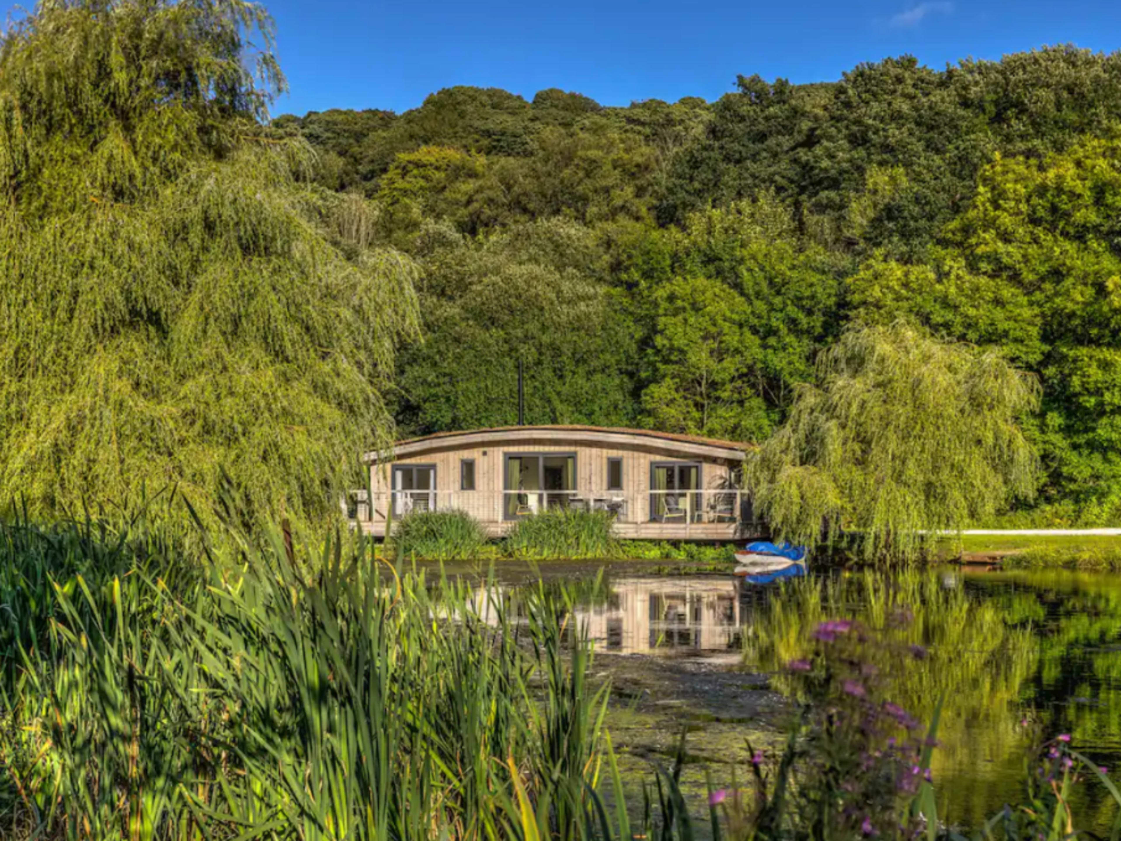 3 bed lake side lodge