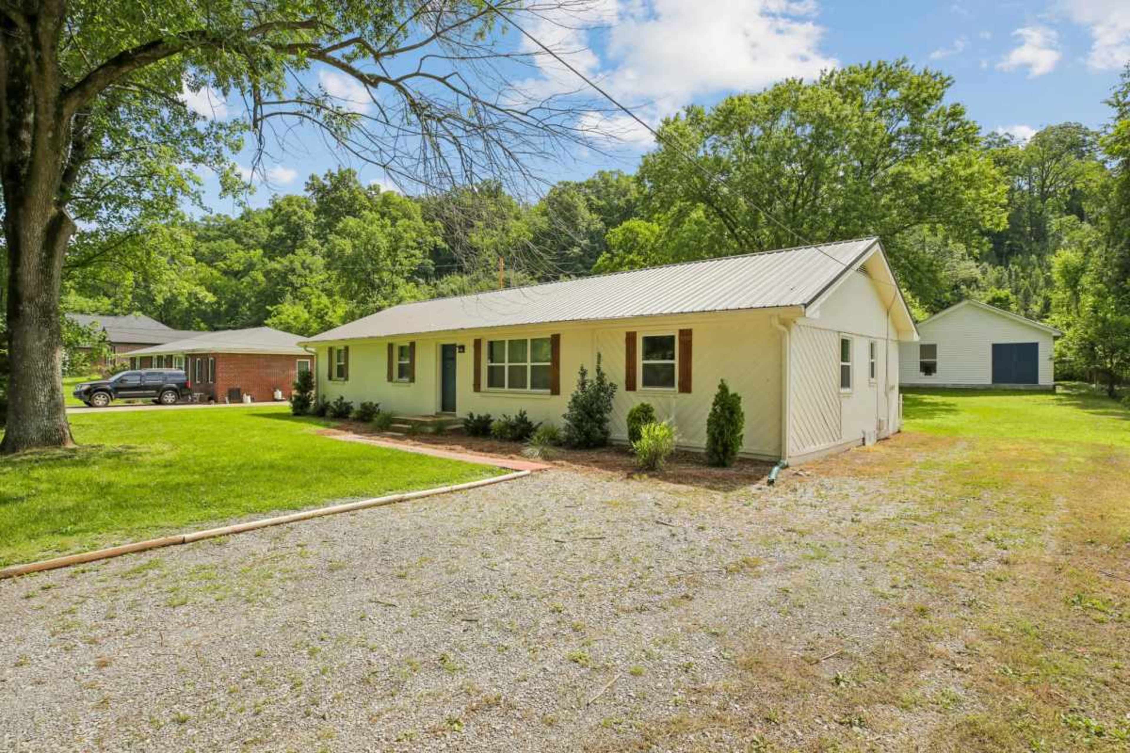 Vintage Ranch Escape — Bold '70s Interiors + Wooded Backyard, 12 Min from Nashville Image in Millersville, goodlettsville, TN