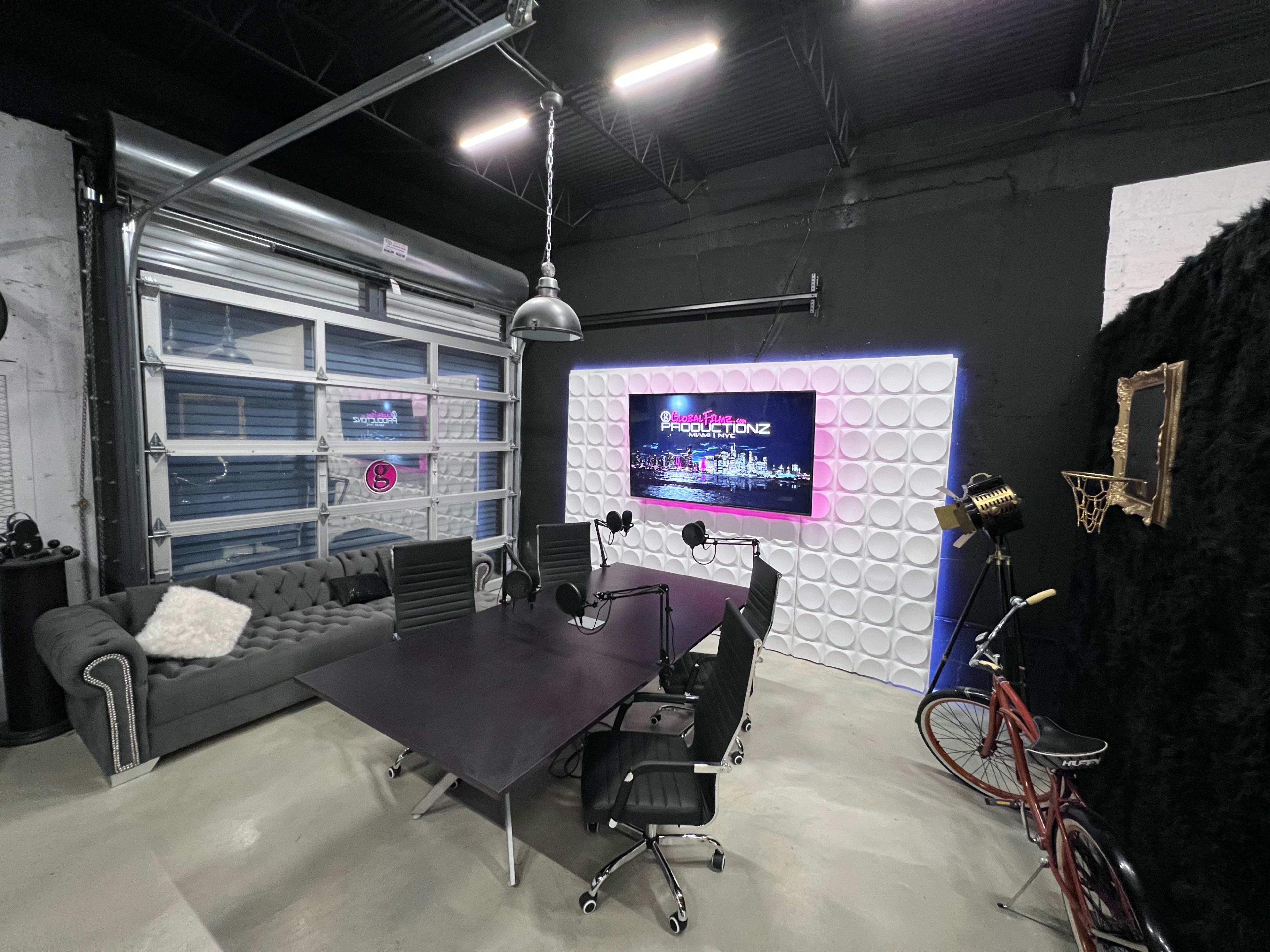 Castings & Audition Space | Rehearsal Space | Meetings | Script Table Reads | Production Base Image in Dorsey Riverbend, Fort Lauderdale, FL