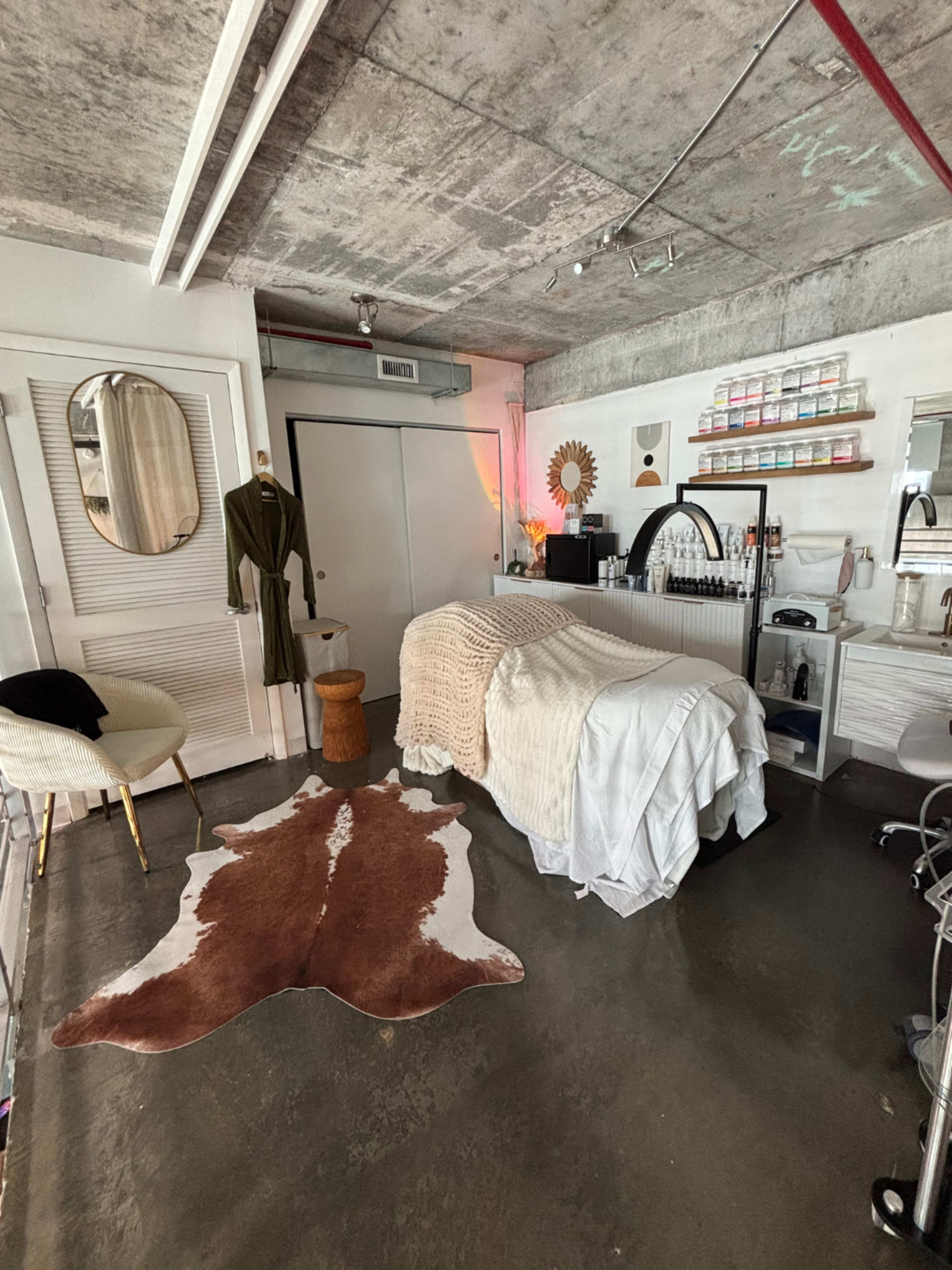 Beautiful Natural Light in Edgewater studio Image in Town Square, Miami, FL