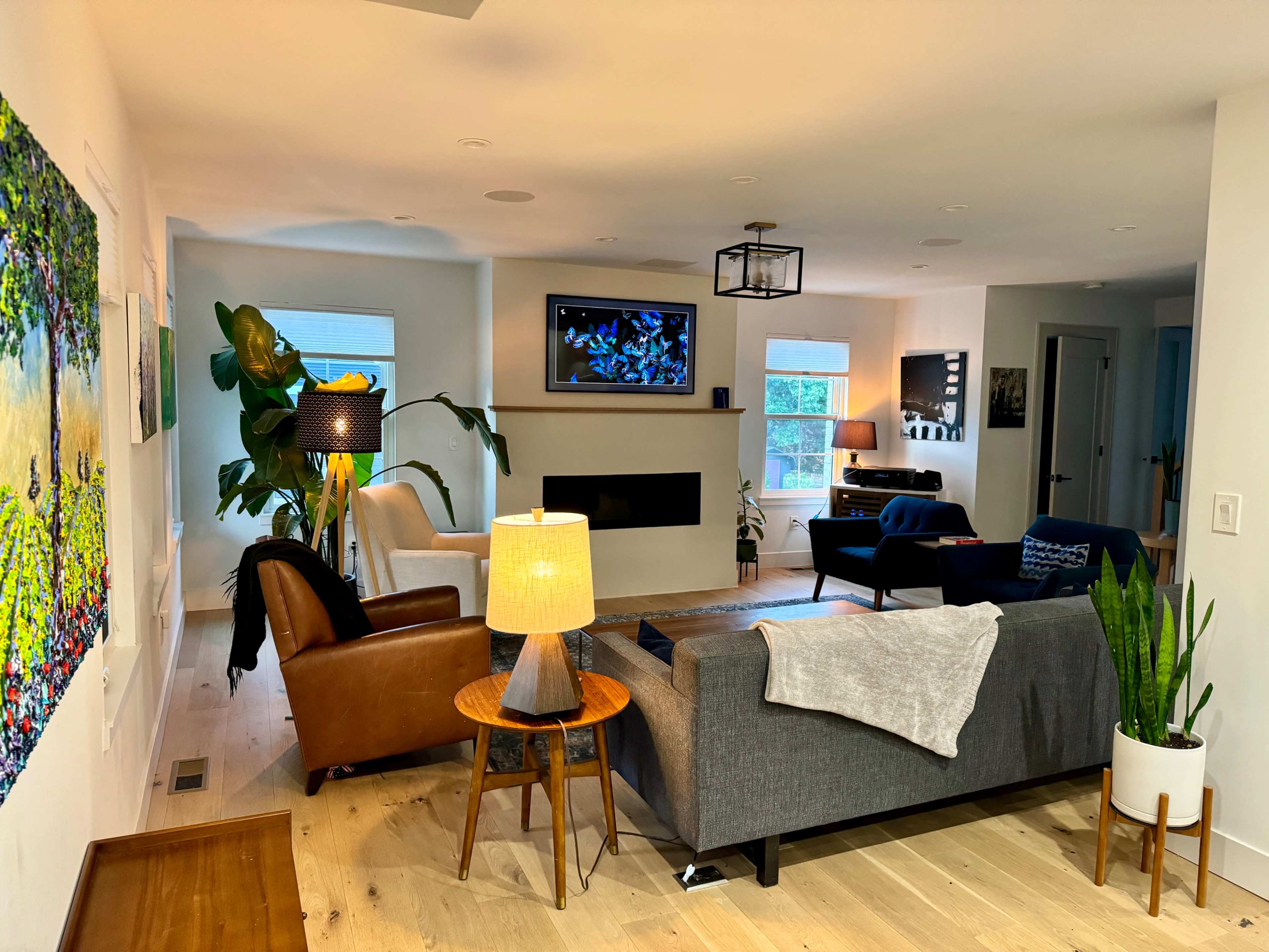 Suburban Modern French Farmhouse-Style House with Chef’s Kitchen and Covered Deck Image in Madeira, Cincinnati, OH