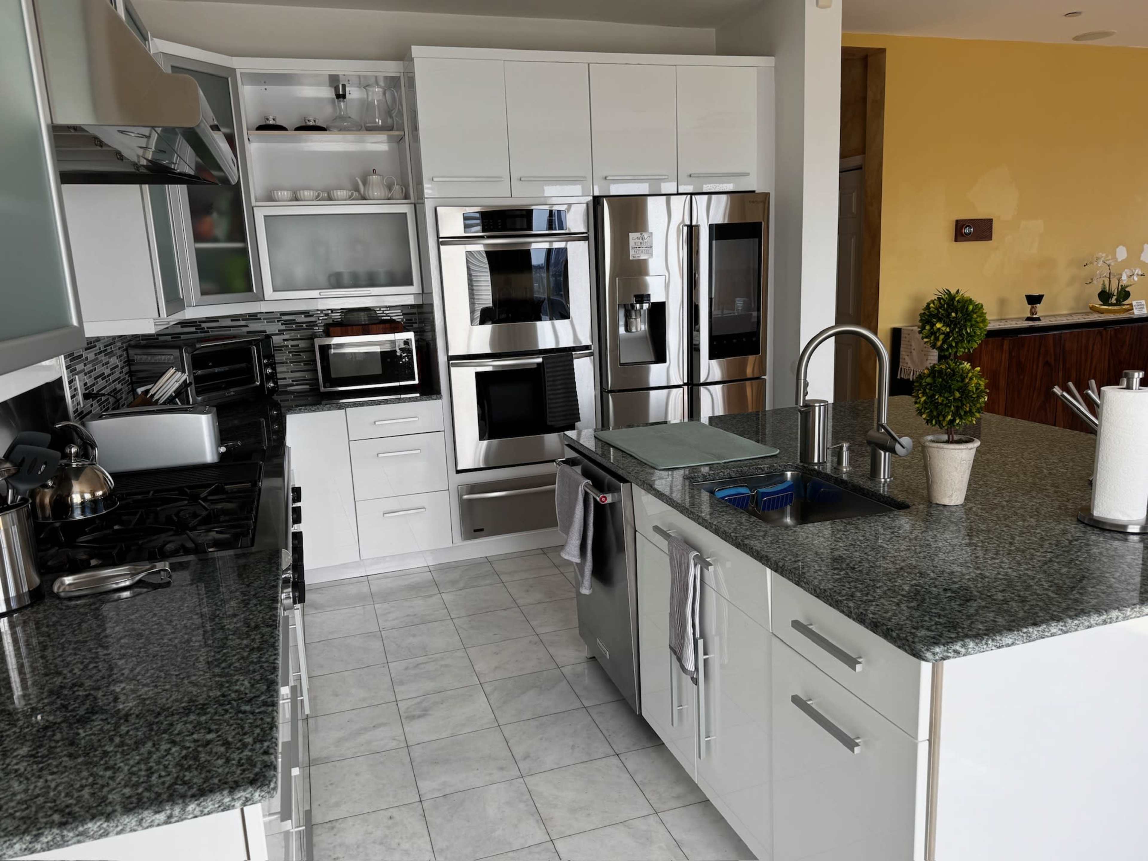 Open floor plan condo with world class NYC skyline views Image in Union City, Union City, NJ