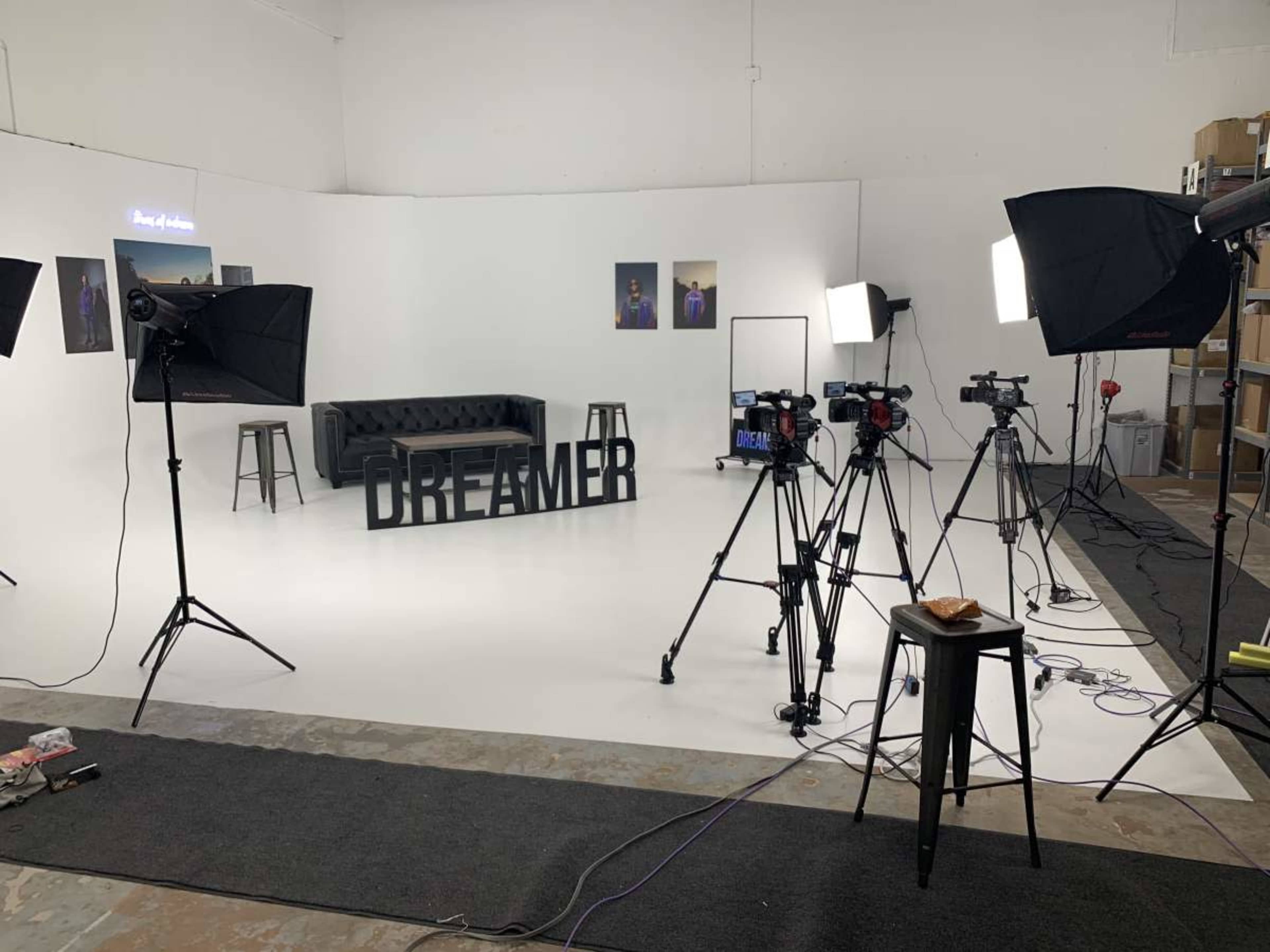 Minimalist 25x25 Cyc Wall Studio – Perfect for Photo & Video Image in Addison, Addison, TX