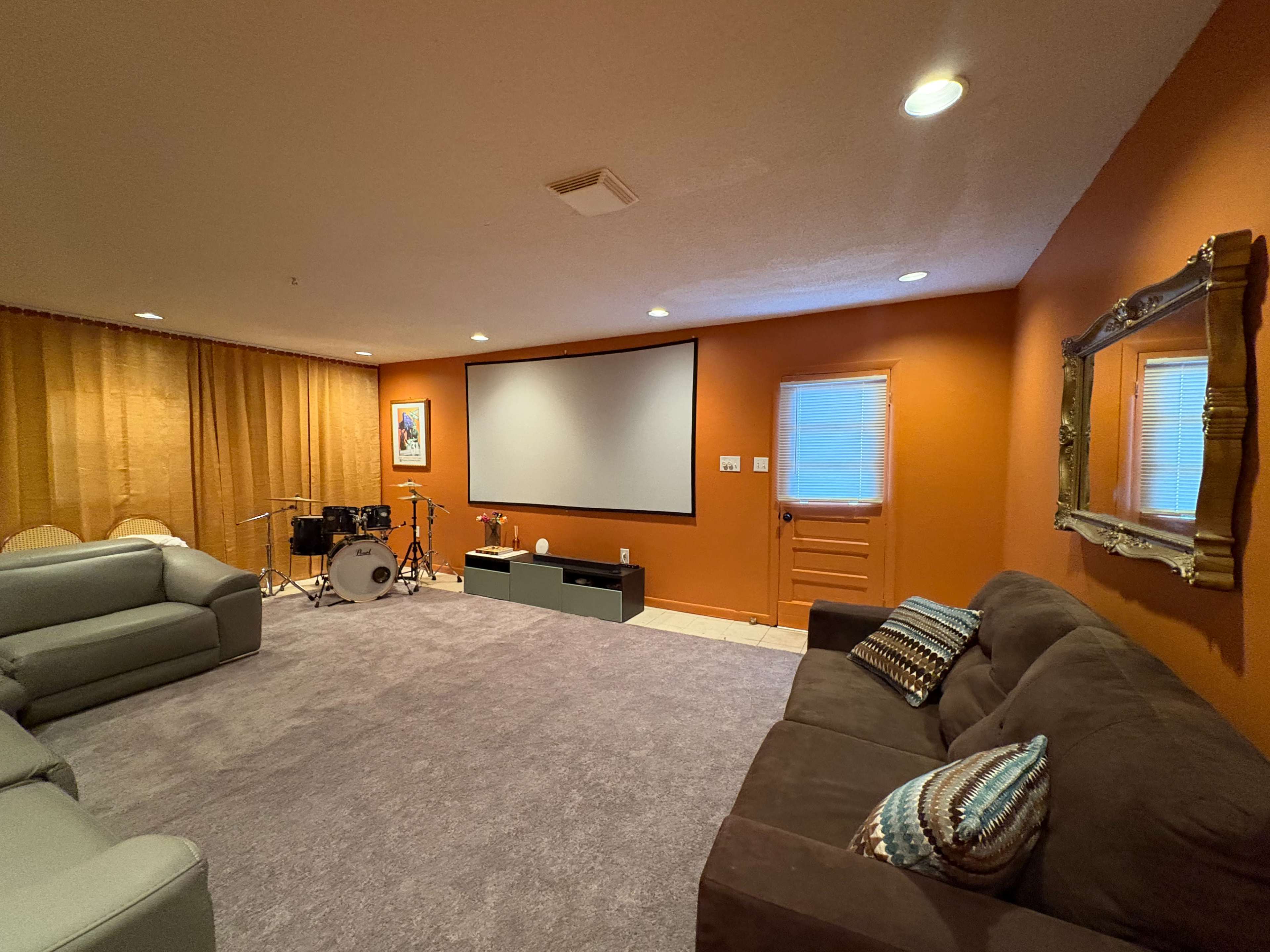 Cozy "Living Room" garage space Image in Wythe, Hampton, VA