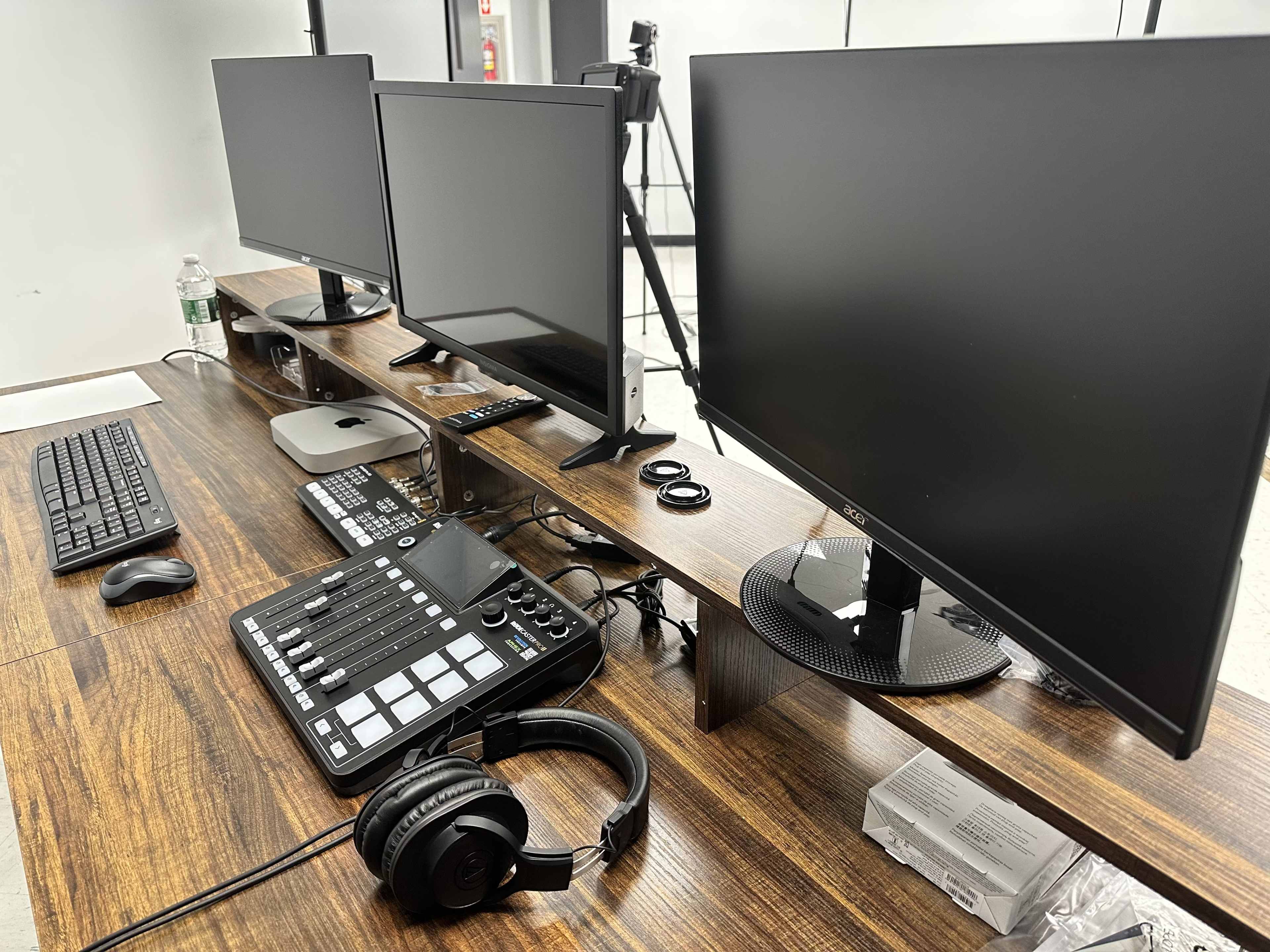 Our fully equipped Media Room is designed for high-quality podcast and video production. The space includes installed professional cameras, lighting, microphones, and audio interfaces — everything needed for recording interviews, podcasts, and creative content. Whether you're a solo creator or a team, the room is plug-and-play ready to support your production needs. Image in Hempstead, Hempstead, NY