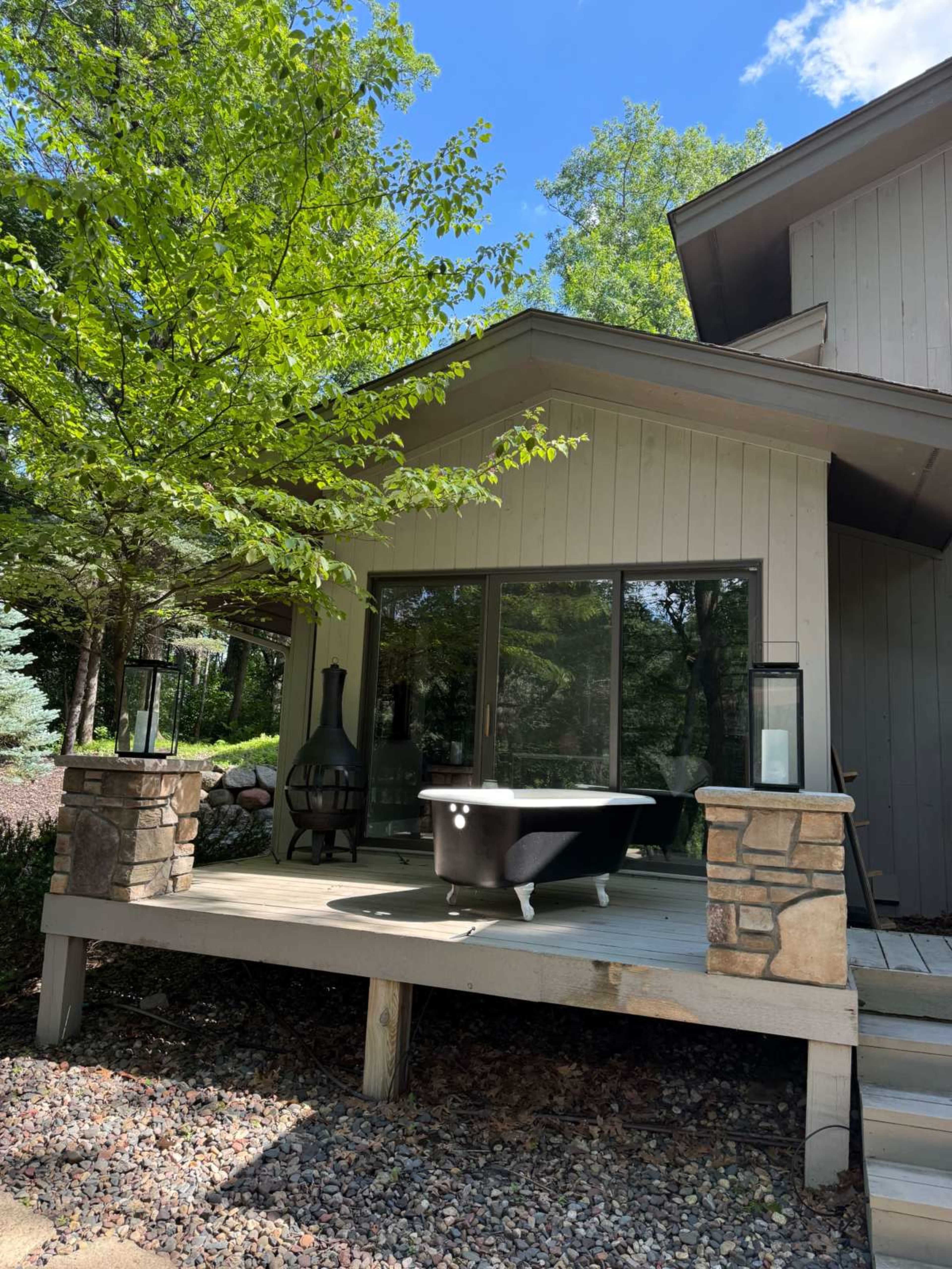 Large Mid-Century Modern home on acreage Image in Lakeville, Lakeville, MN