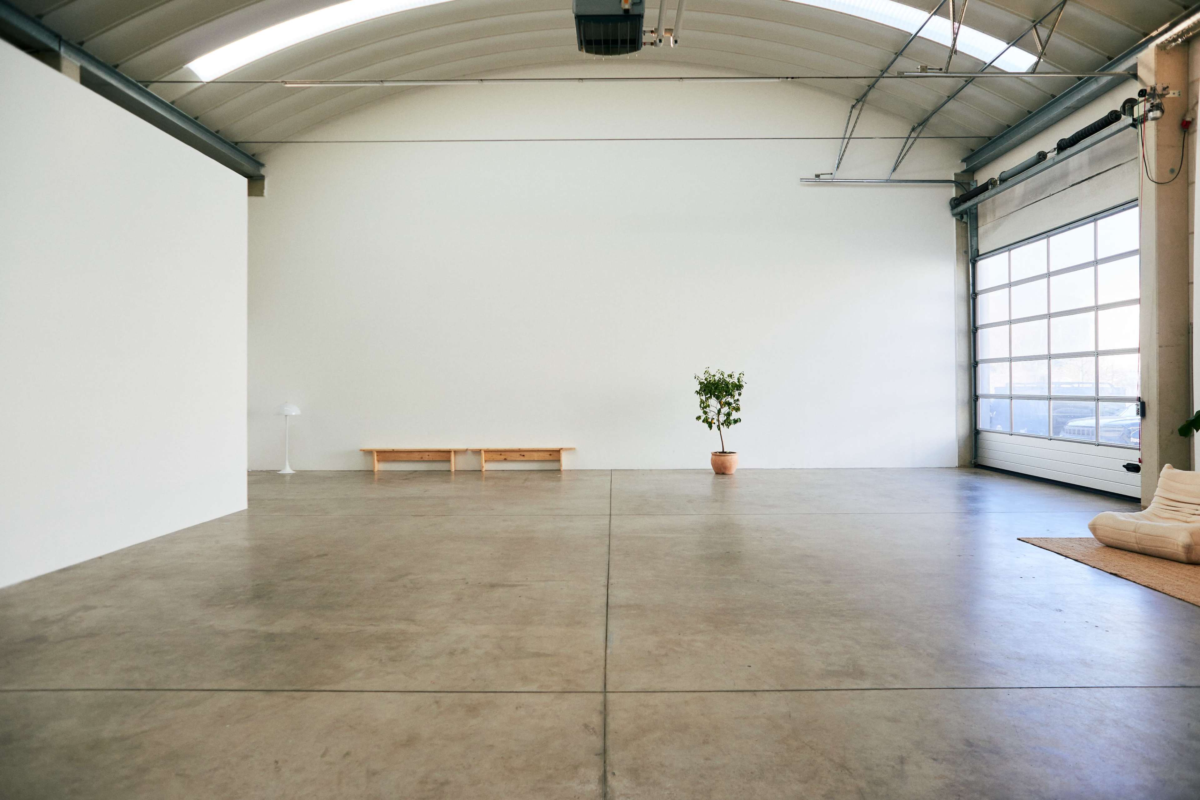 Lichtdurchflutete Industriehalle mit cleanem Betonboden und wunderschönem Tageslichteinfall Image in Flingern Nord, Düsseldorf