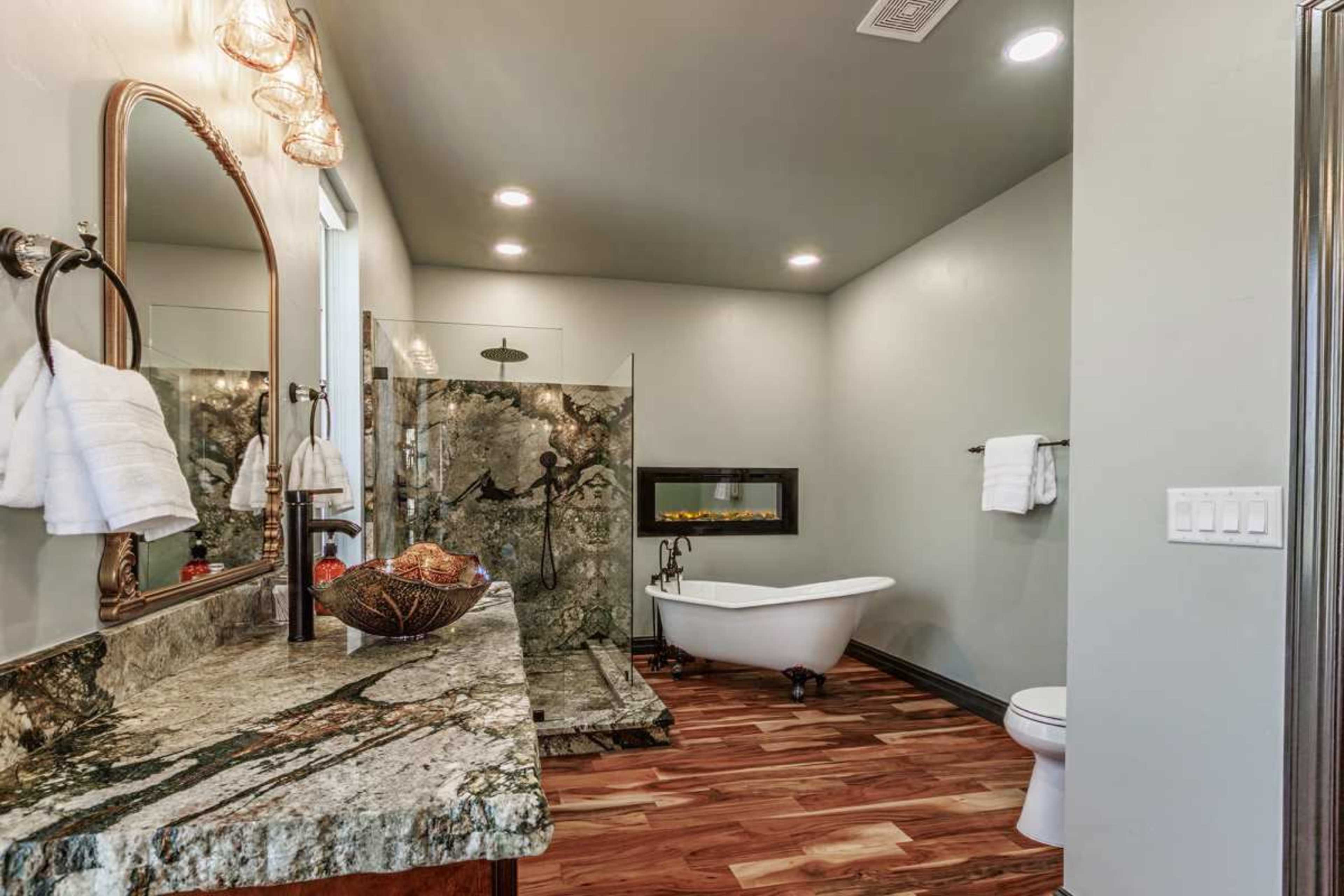 Stunning Luxury Home with Chefs Kitchen, luxury bathrooms, upgrades throughout and large private yard Image in Bella Vista, bella vista, AR