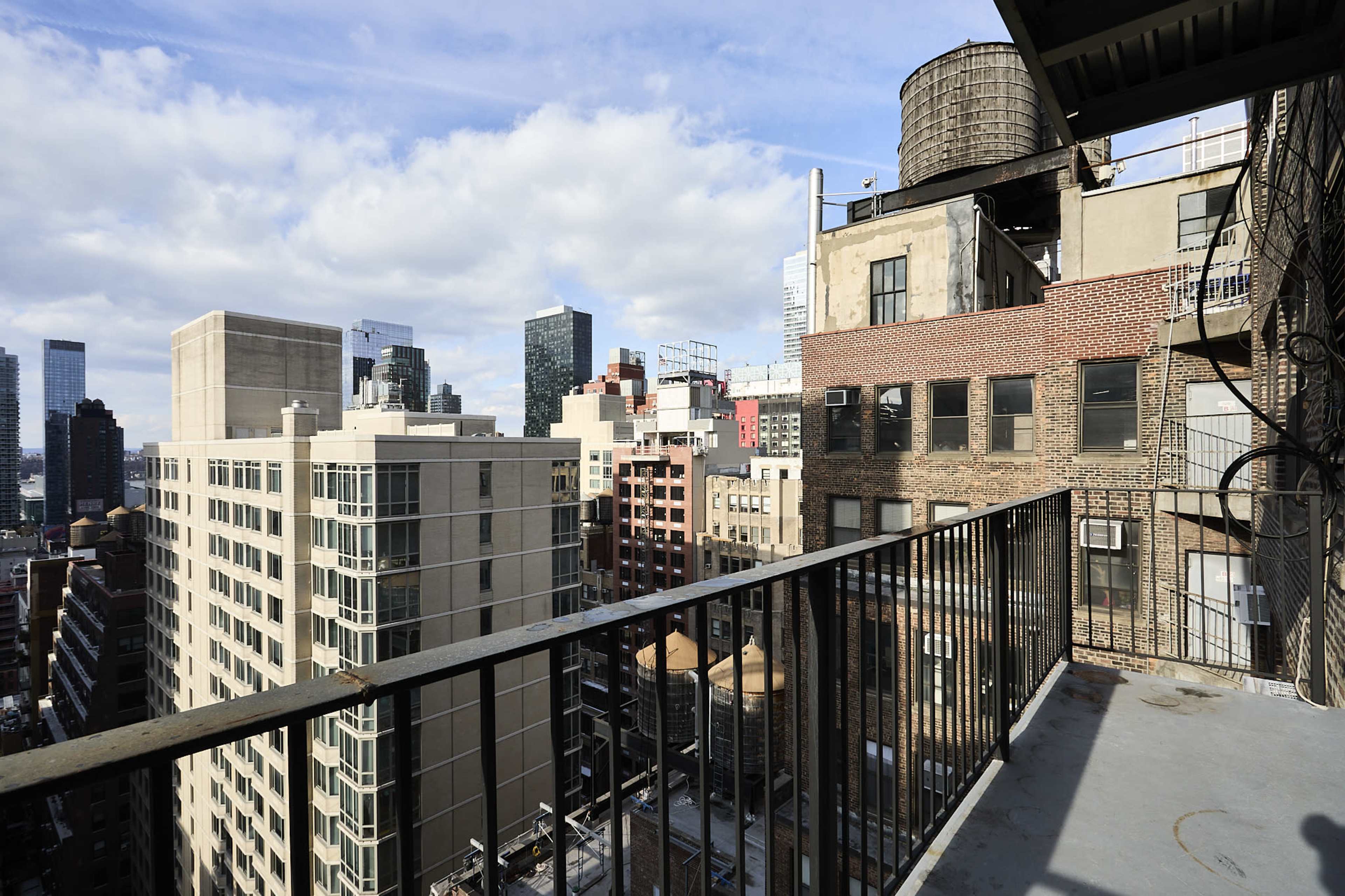 22B Manhattan Studio + Free Equipment Image in Midtown Manhattan, New York, NY