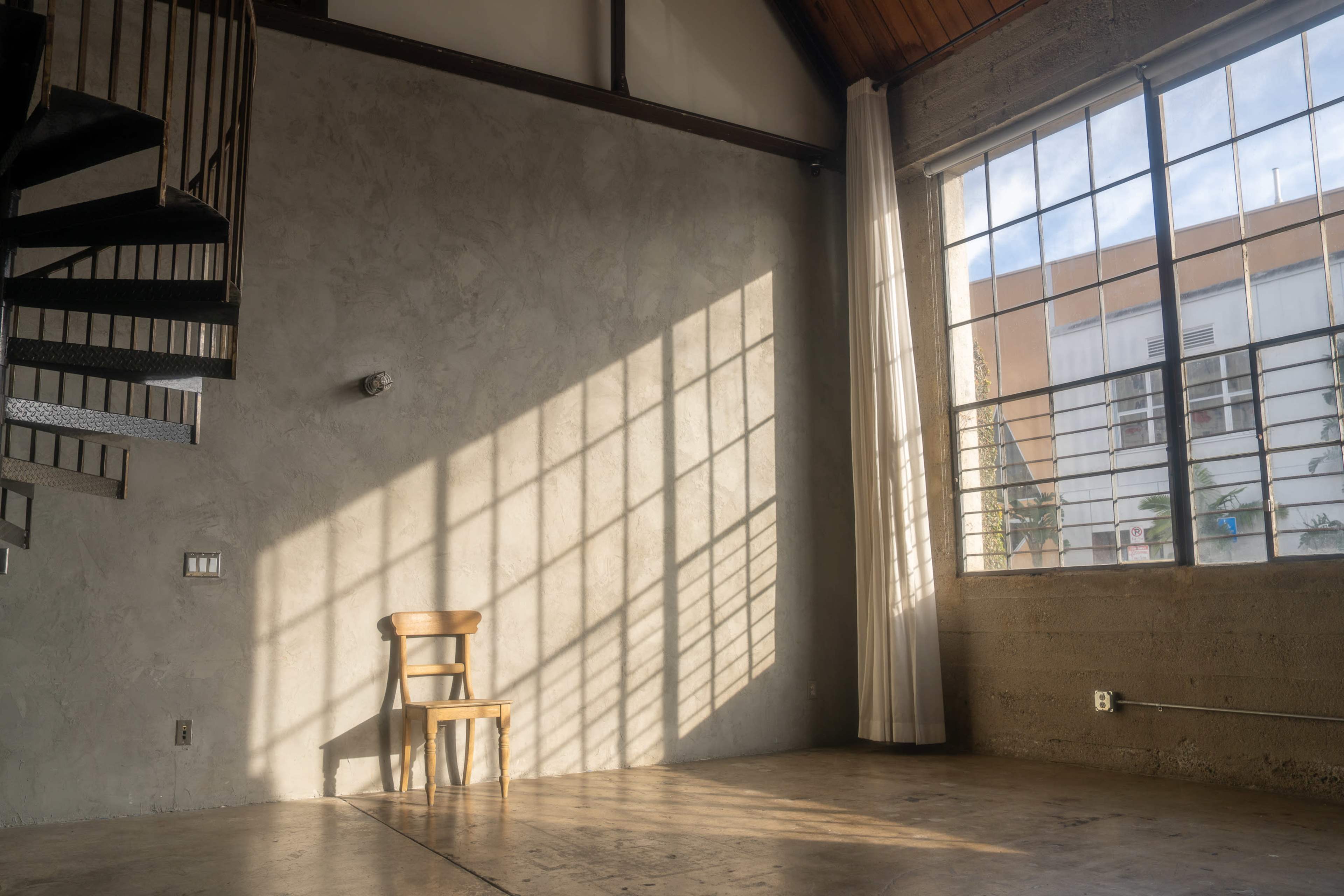 DAYGLOW STUDIOS - The Painter (natural light loft studio) Image in Central LA, Los Angeles, CA