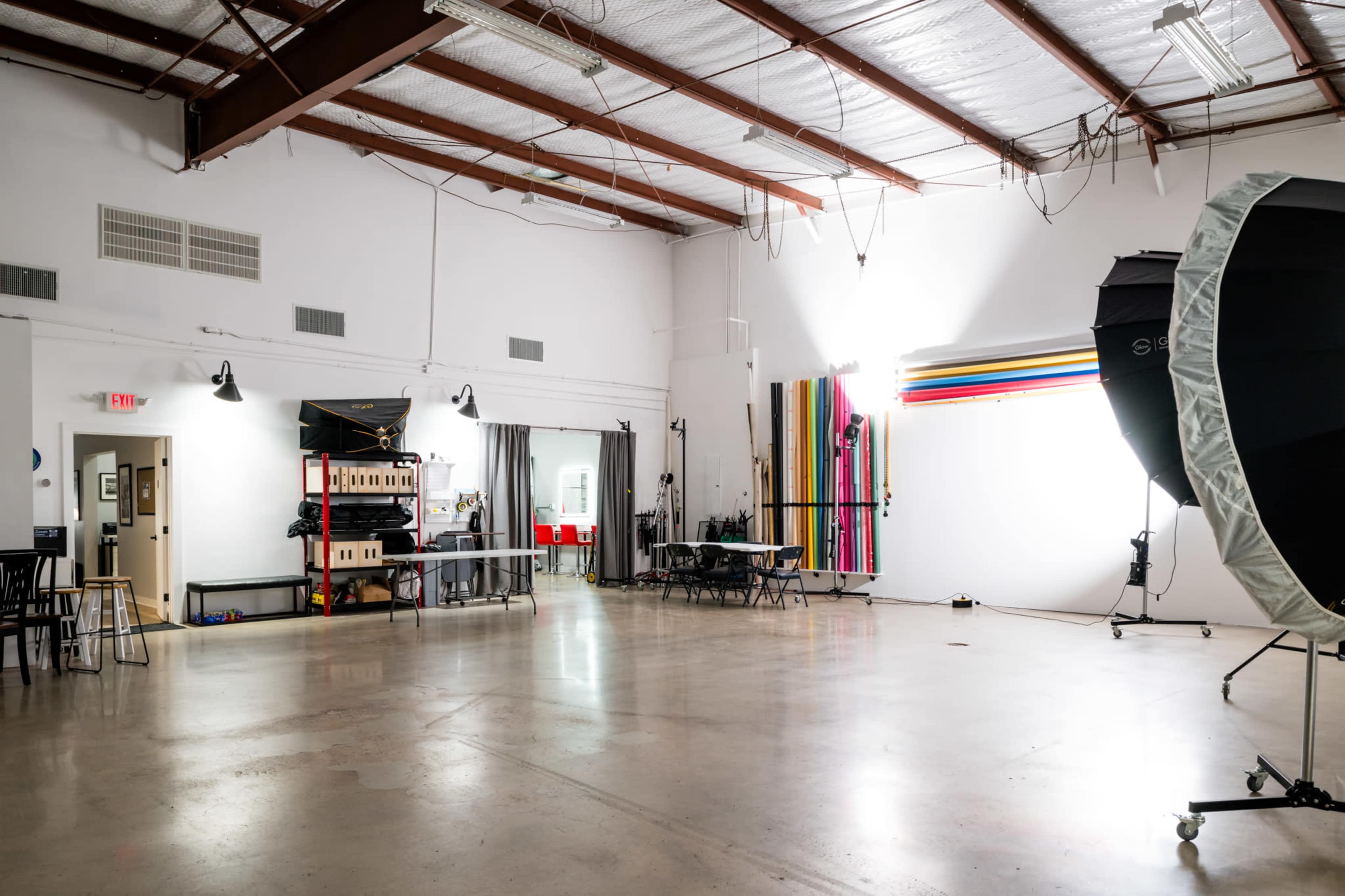 Large Production Studio - Lounge, Makeup, Parking Image in Gulfton, Houston, TX