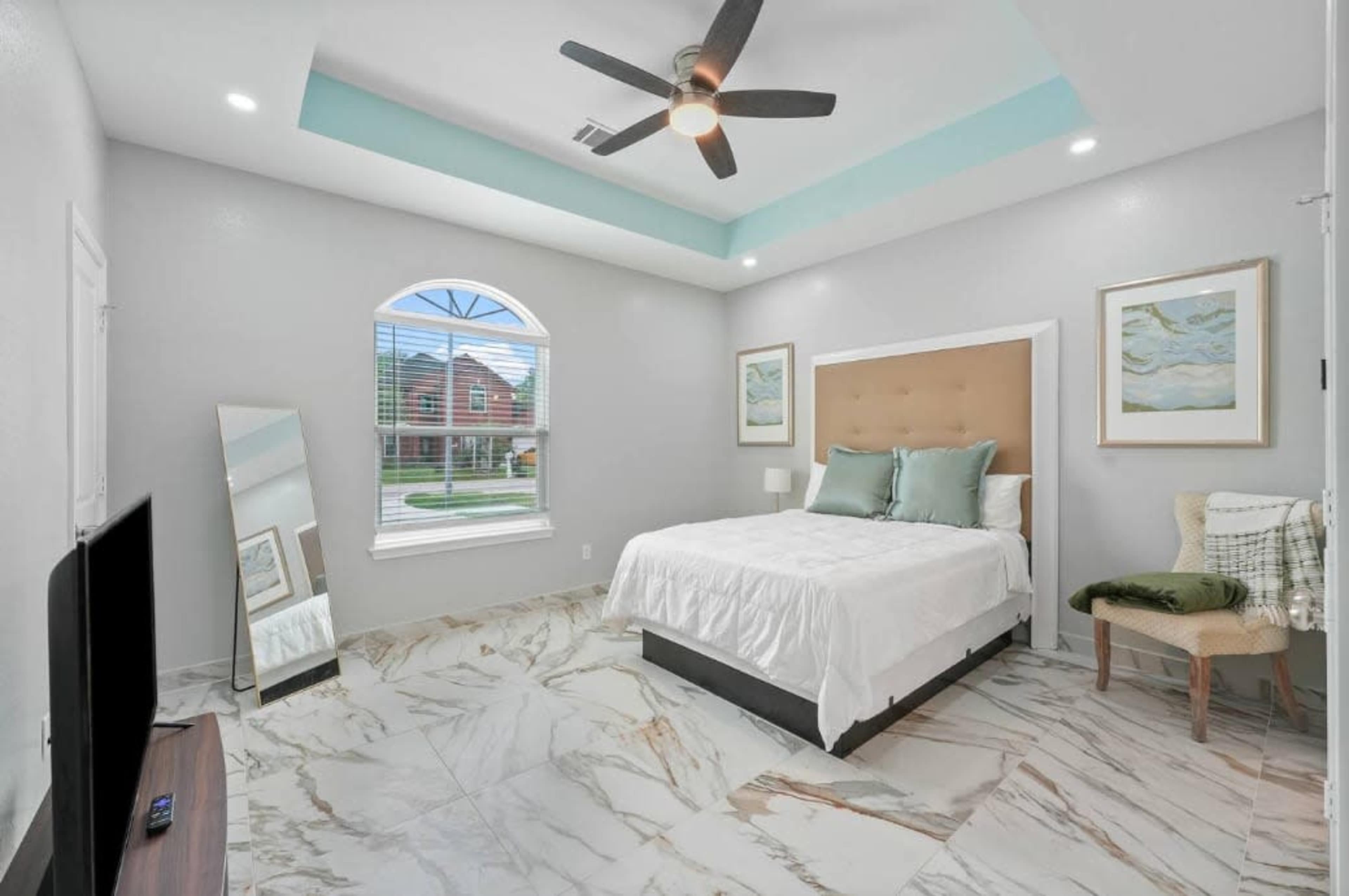 4 bedroom, 4 full bathroom home located next to Hobby Airport Image in Greater Hobby Area, Houston, TX