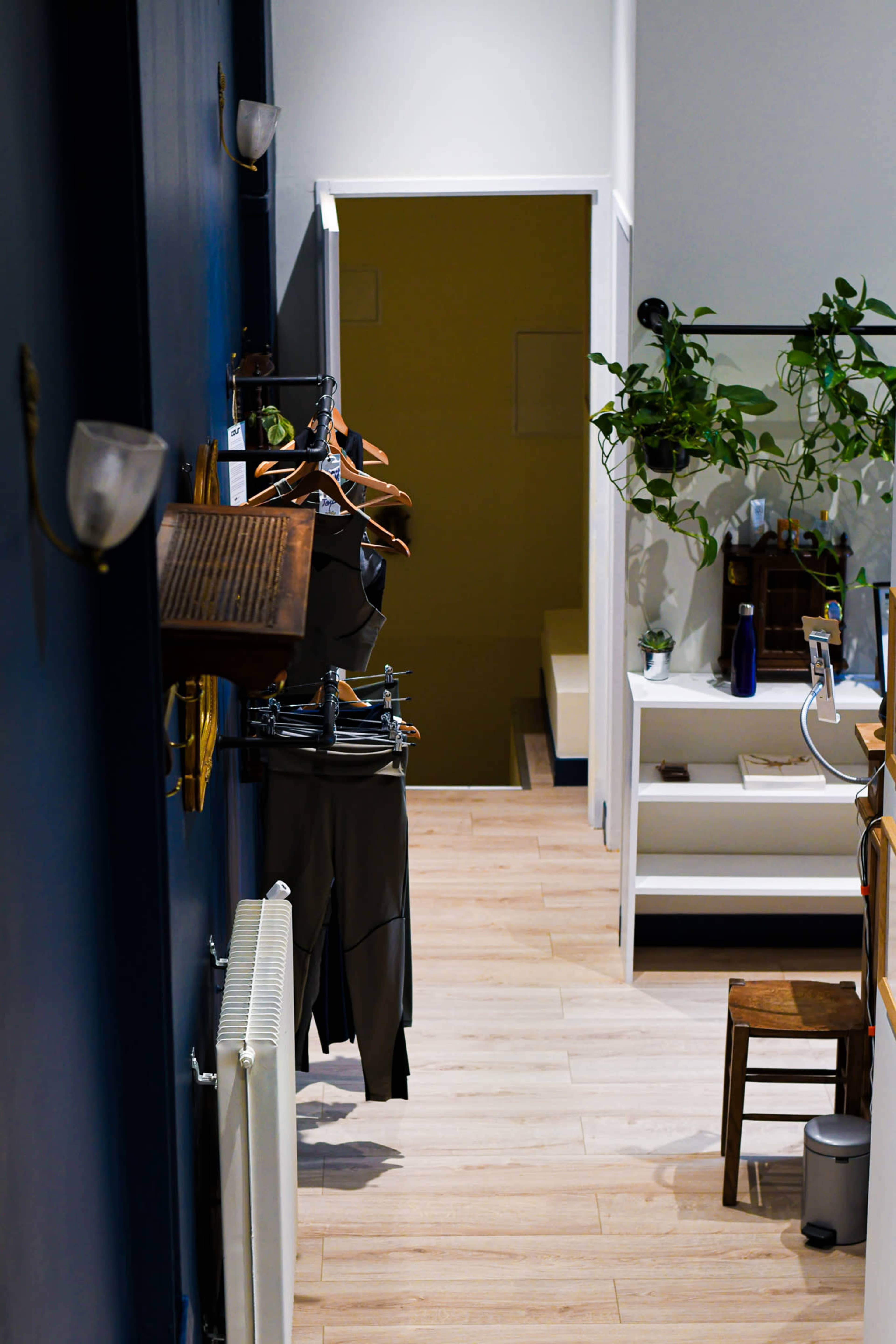 Grande salle de yoga lumineuse entourée de verdure à Boulogne Image in Parchamp–Albert Kahn, Boulogne-Billancourt