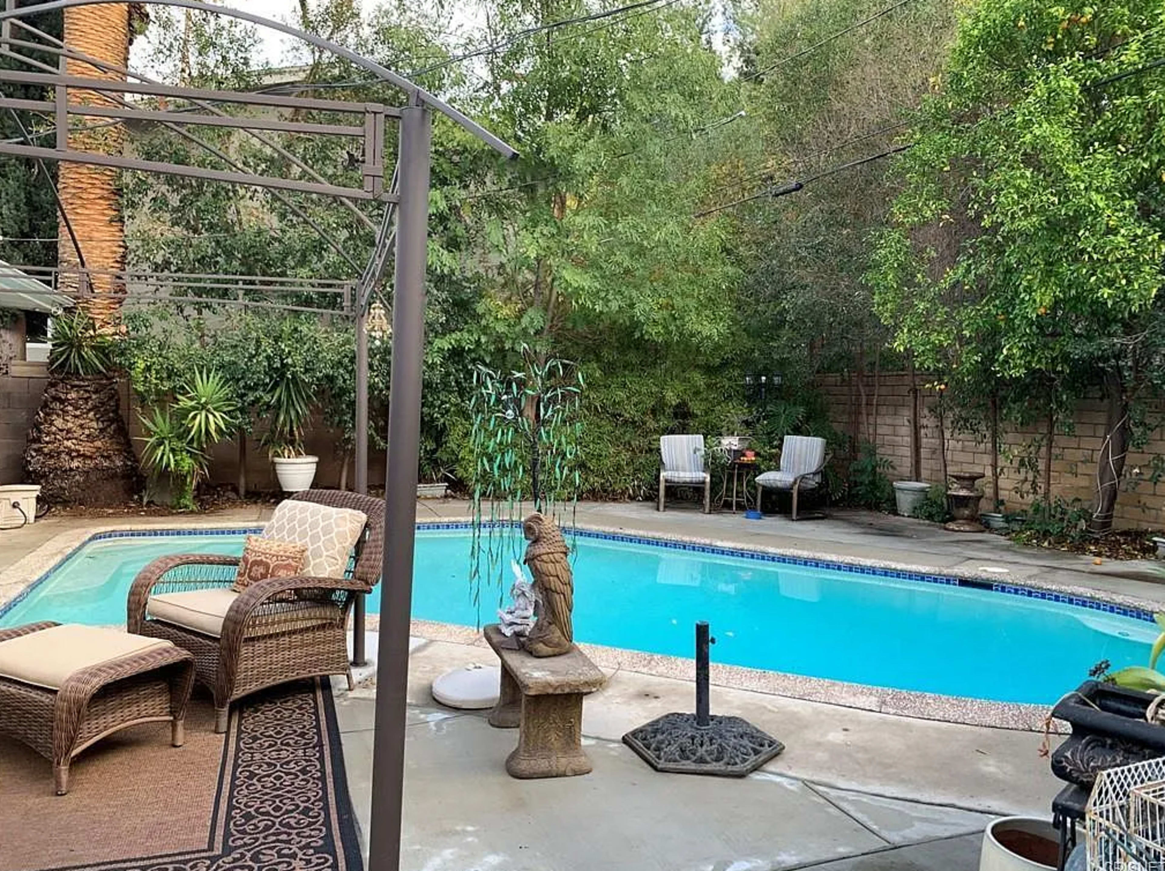 Tarzana oasis with pool cabana and exquisite bathroom upgrade Image in Tarzana, Tarzana, CA