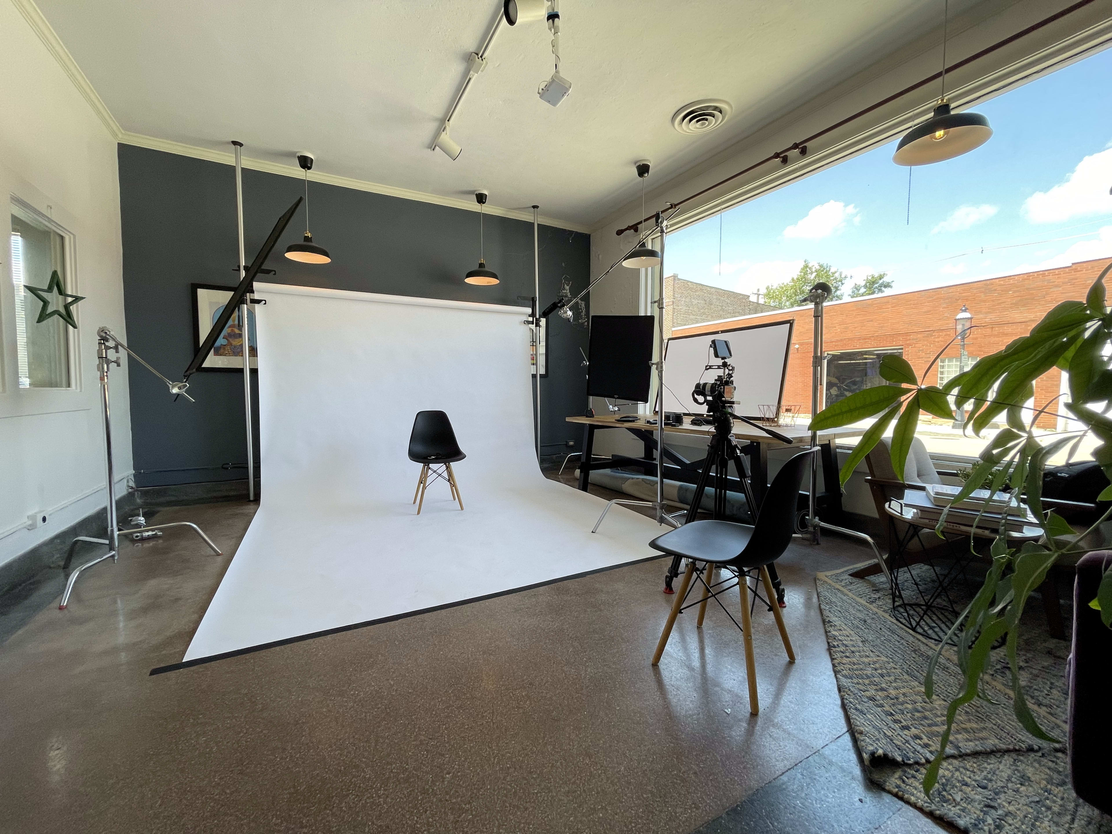 Art-Filled Creative Studio in Riverside - Inspire Your Creativity Image in Riverside Township, Riverside, IL