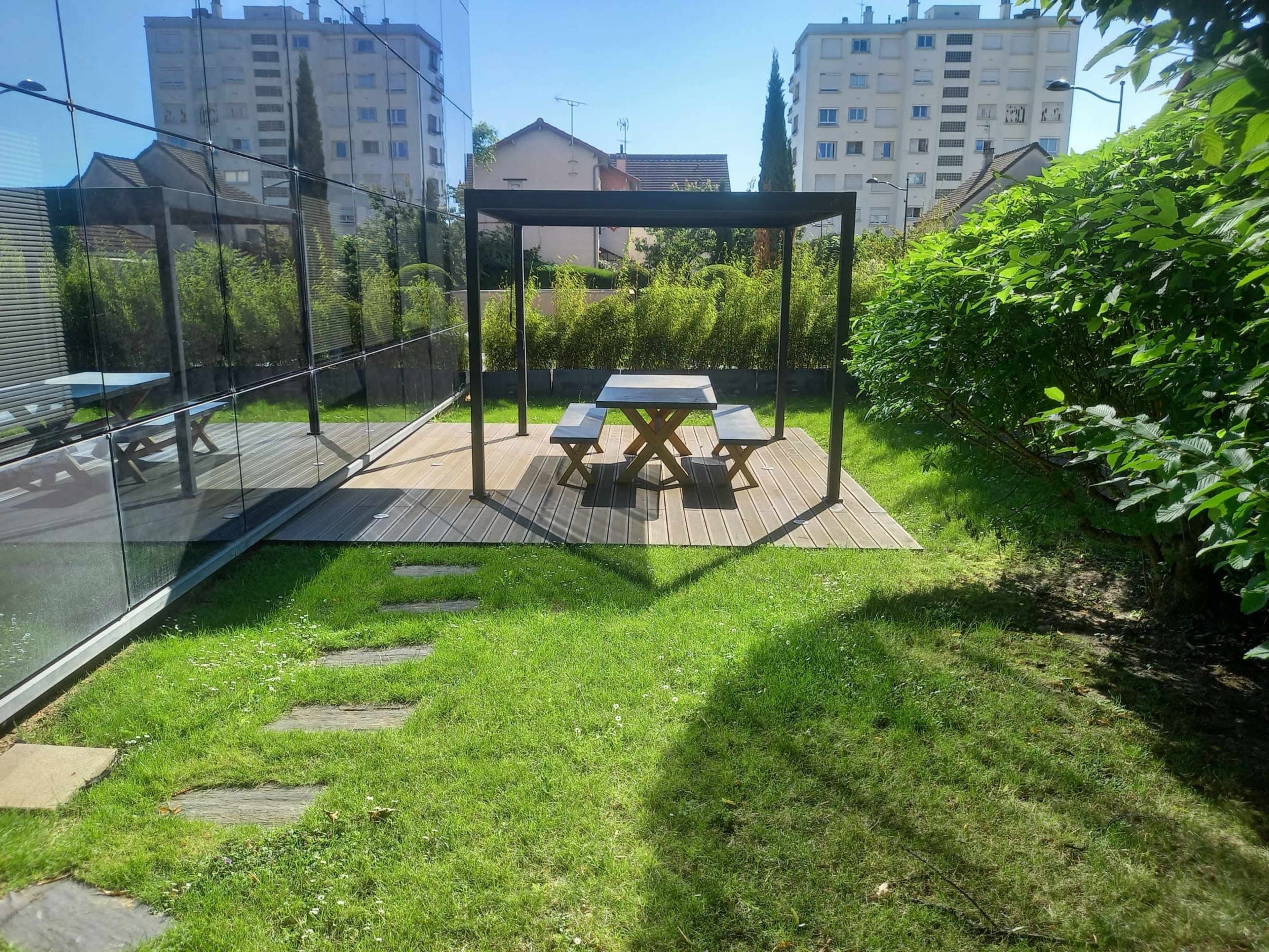 Petite salle de réunion lumineuse, moderne et toute équipée pour 4 personnes à 10 min de Nation - Paris Est Image dans , Joinville-le-Pont, 