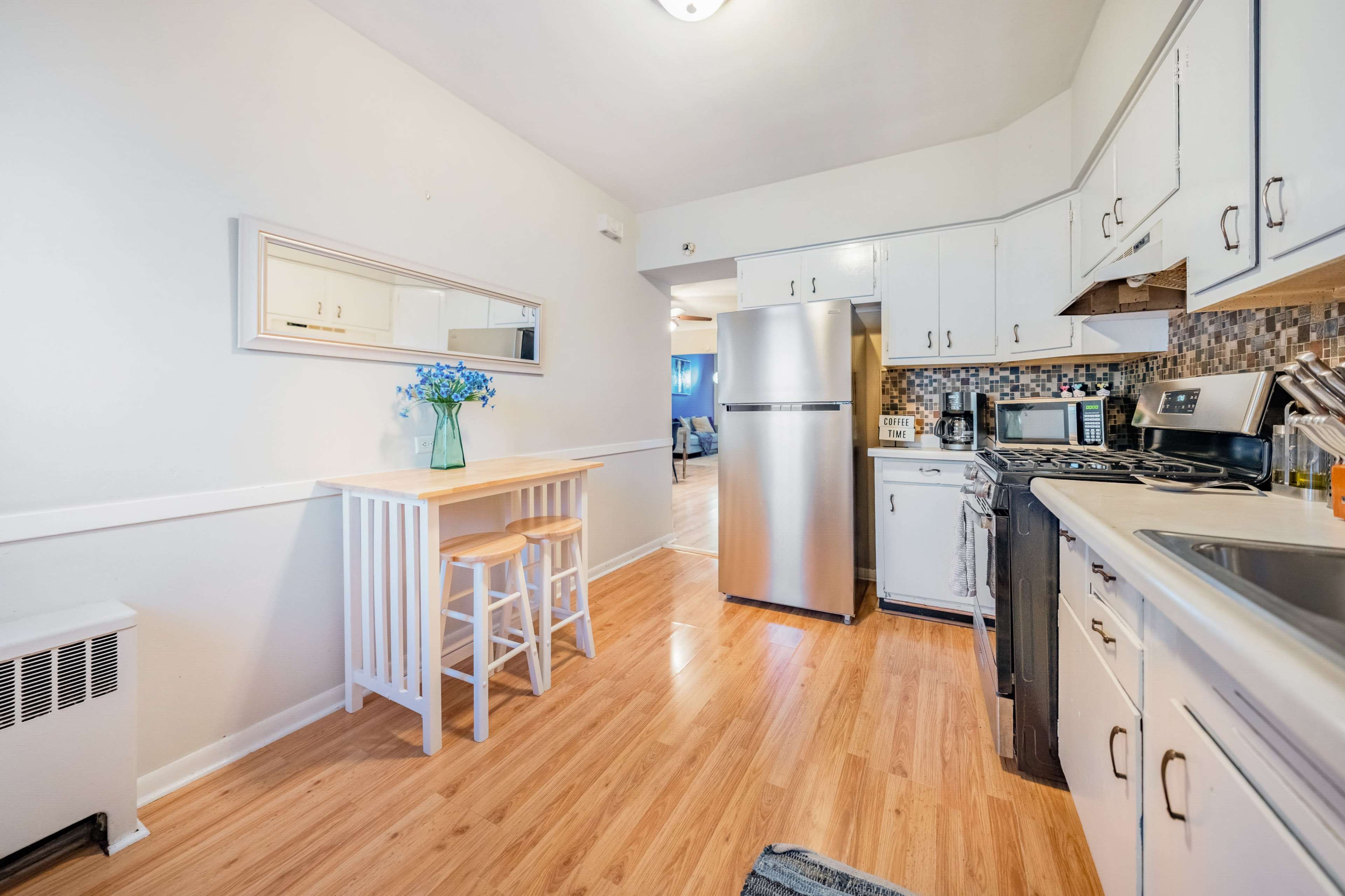 Charming and Relaxed Blue Apartment with Patio Image in South Side, Chicago, IL