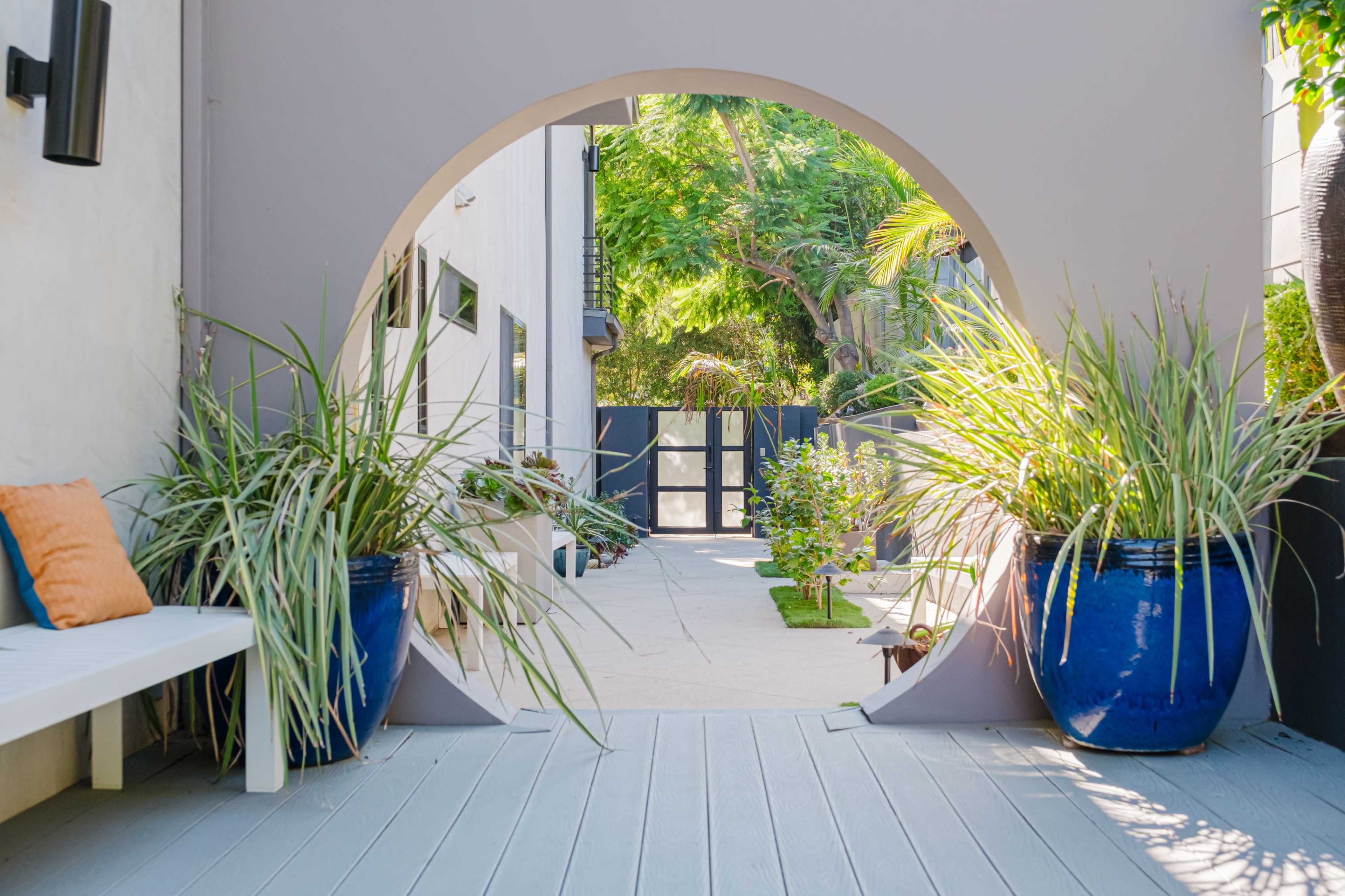 MODERN OASIS WITH ARTISTIC TOUCHES Image in Beverly Crest, Beverly Hills, CA