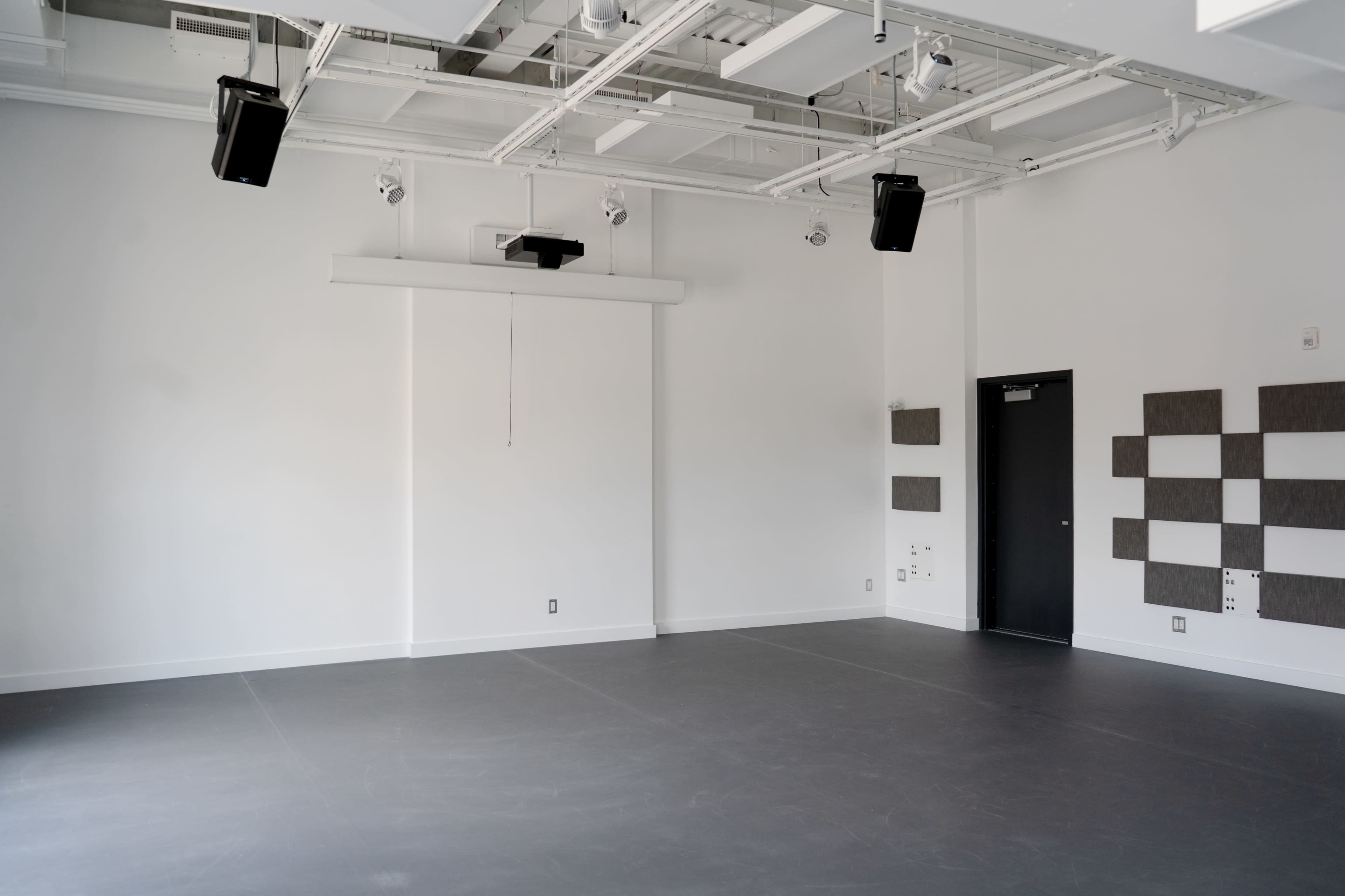 Modern Multi-Use Studio Image in Oakwood Village, Toronto, ON