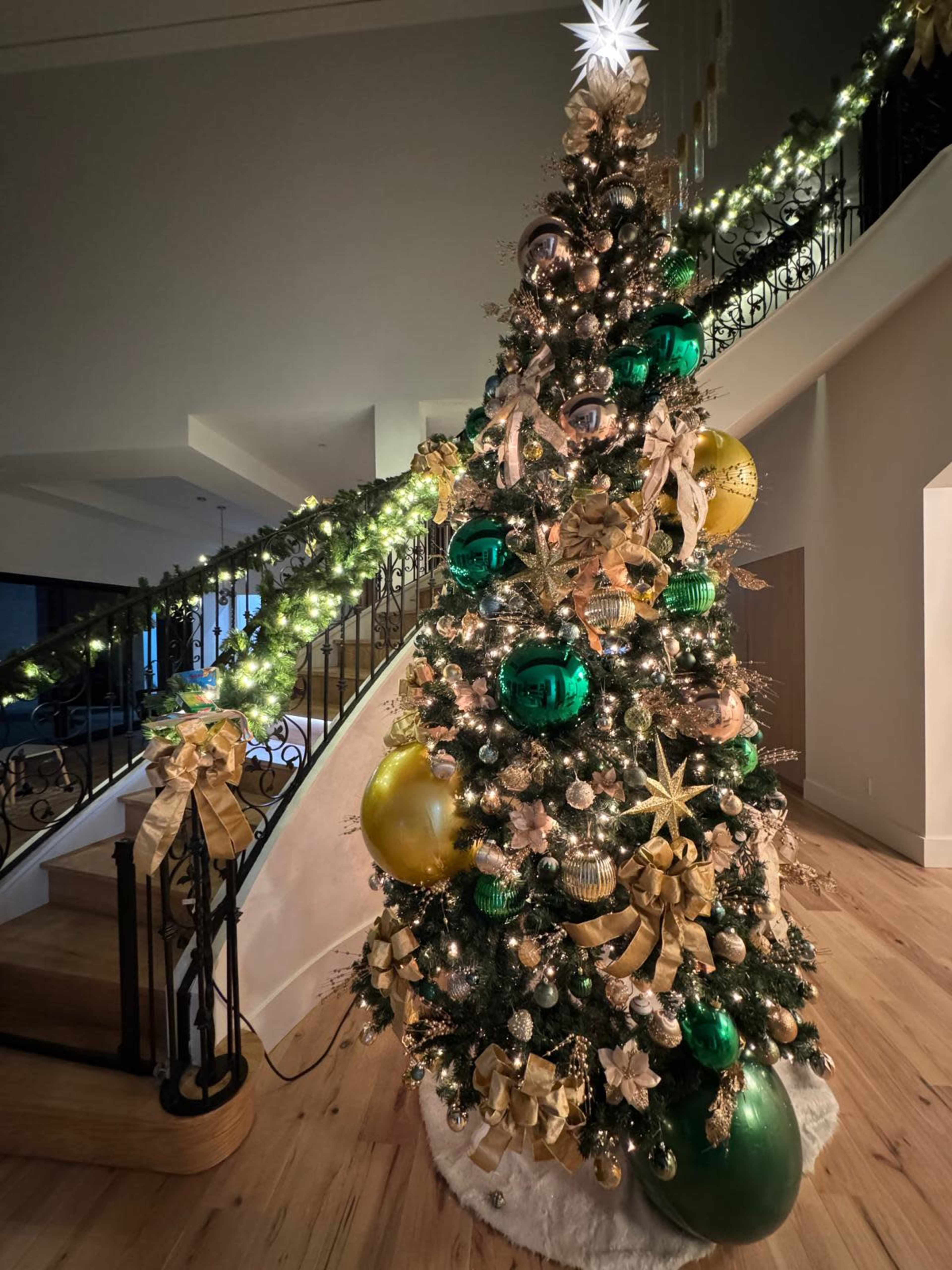 📸Capture the Holidays: Stylish Space with Decorated Tree🎥 Image in South Fulton, Atlanta, GA