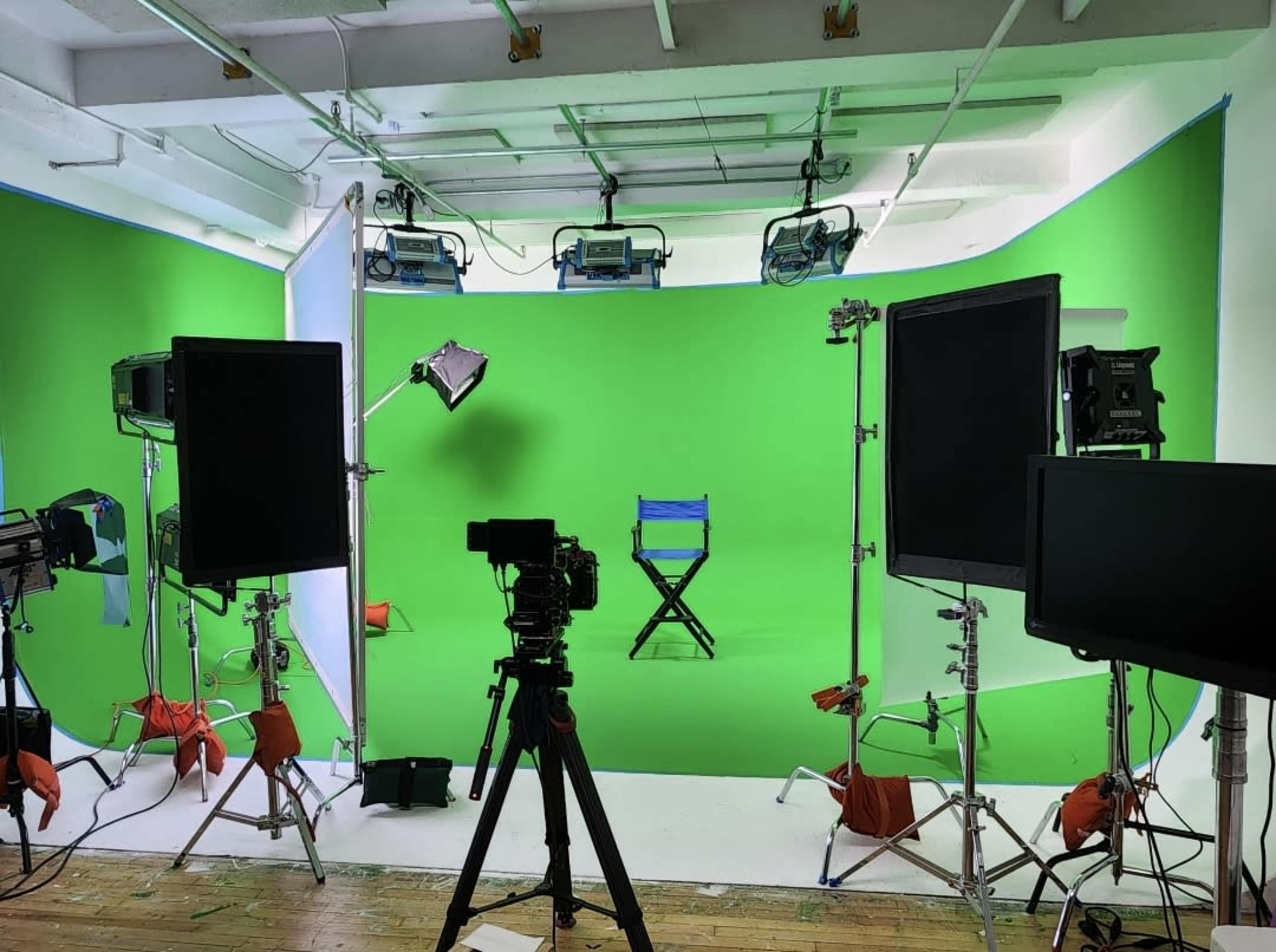 Chelsea Manhattan Cyc Walls Sound Stages w/ a Brick Wall Living Room Stage Image in Midtown Manhattan, New York, NY