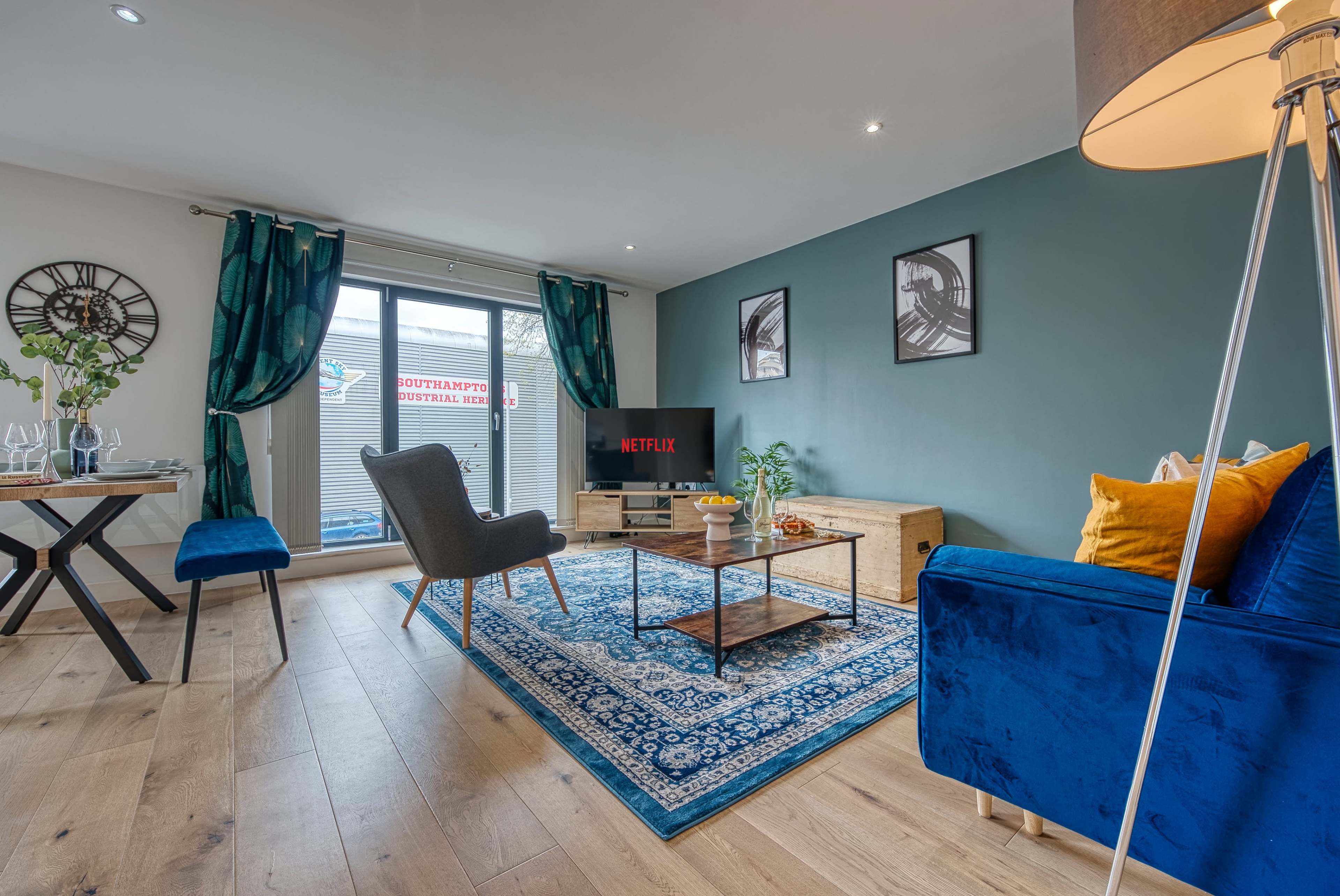 Royal Blue Crescent 2-BR Cosy Flat, Ocean Village Image in Southampton, Southampton, ENG