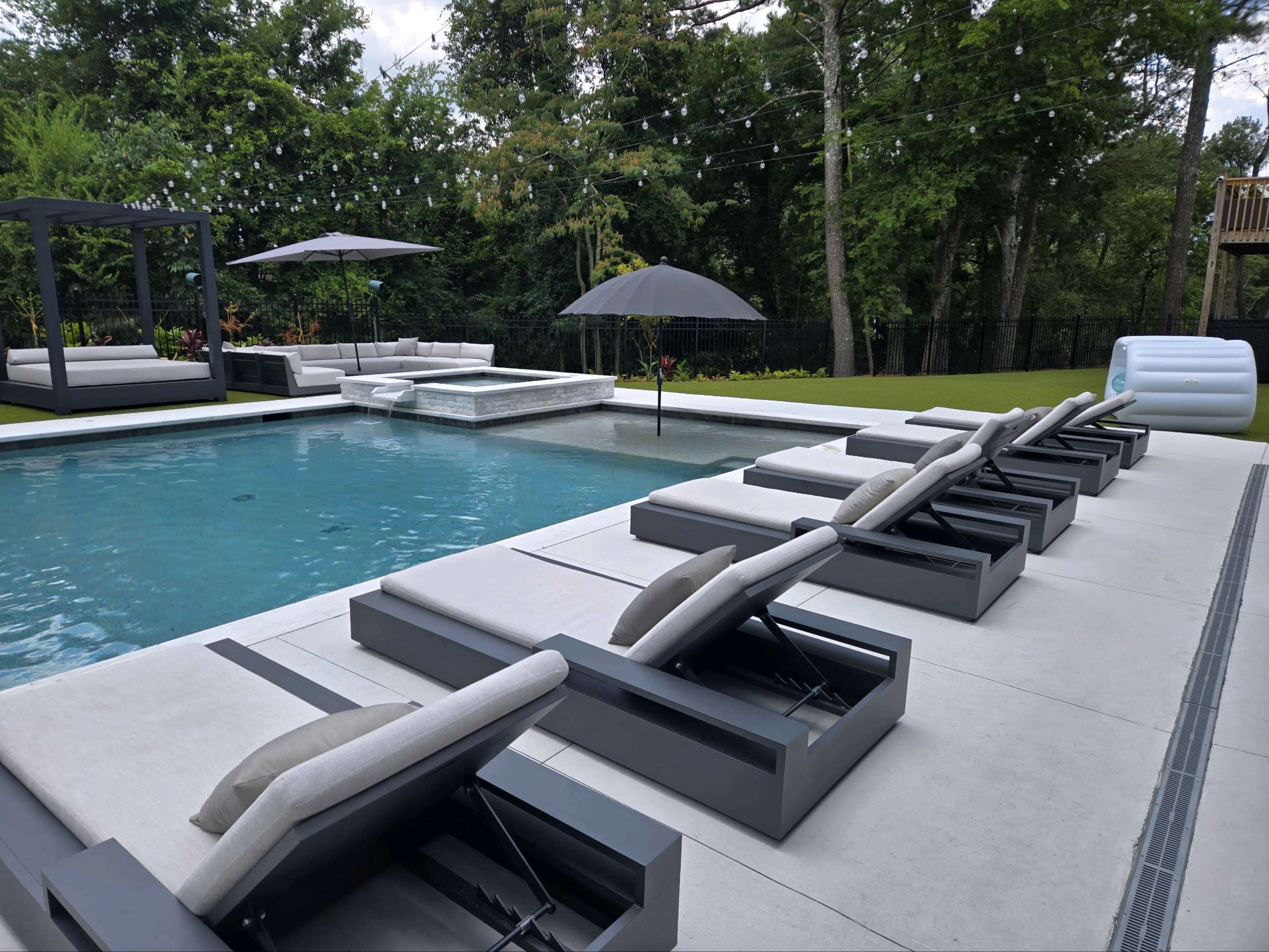 Dunwoody RH outdoor green space and bar Image in Sandy Springs, Atlanta, GA