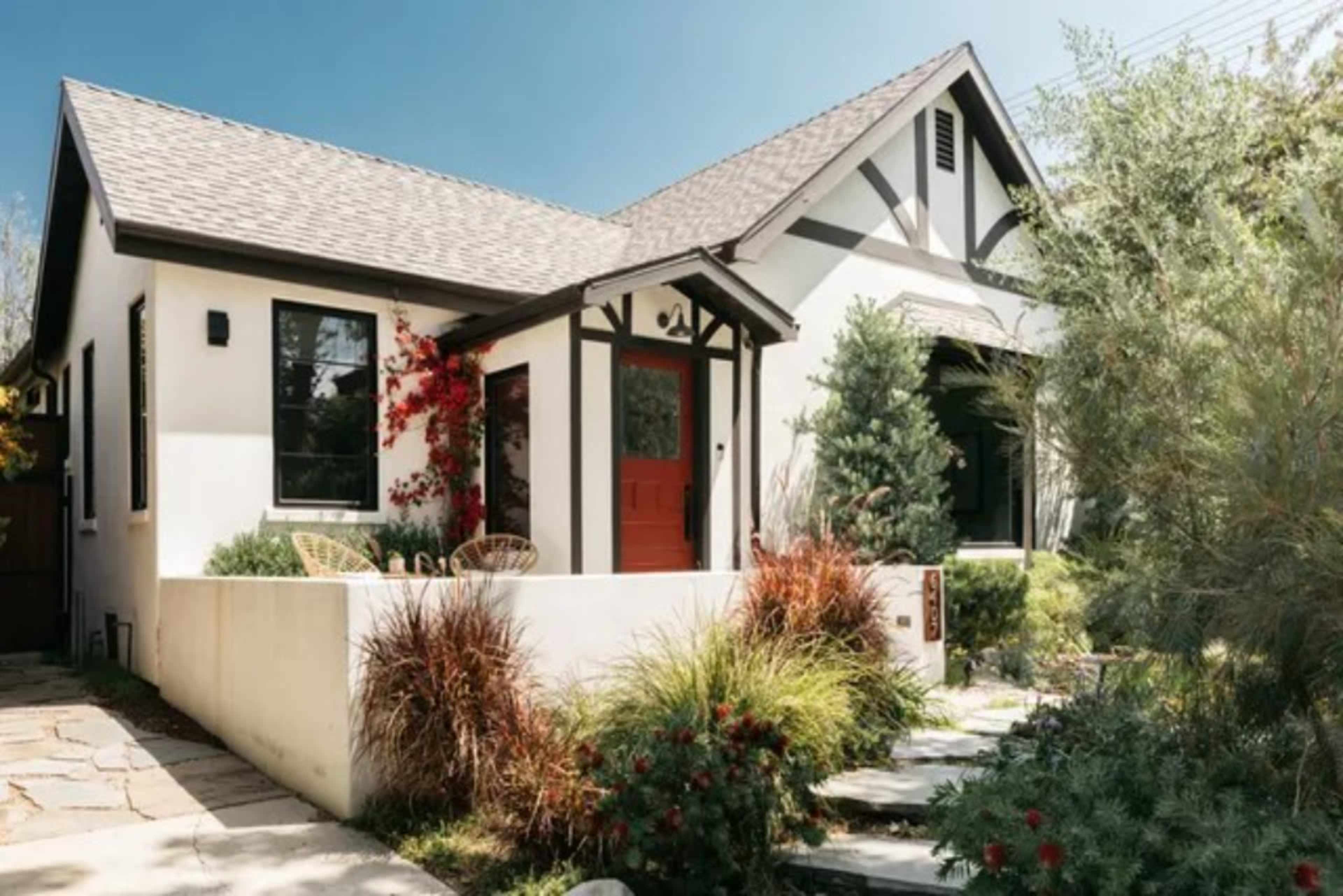 MODERN FARMHOUSE COTTAGE WITH SOFT LIGHT Image in Beverly Grove, Los Angeles, CA