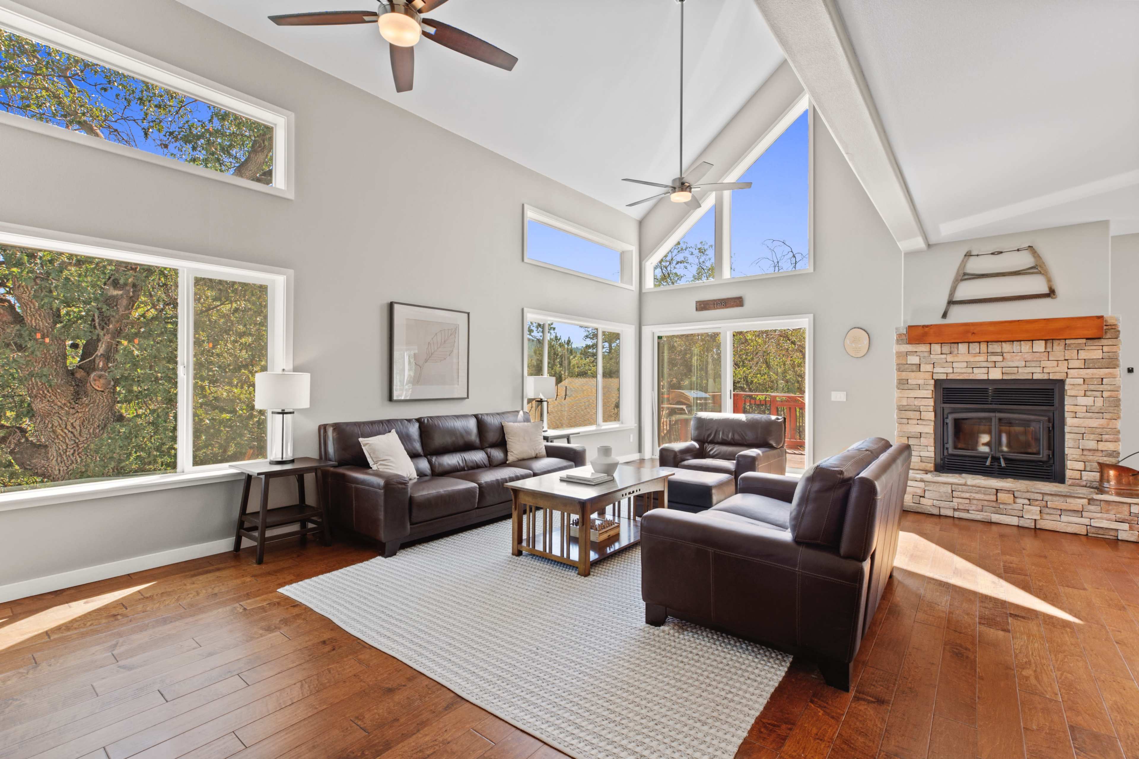 Upscale Cabin with Tree-Line Views Image in , Fawnskin, CA