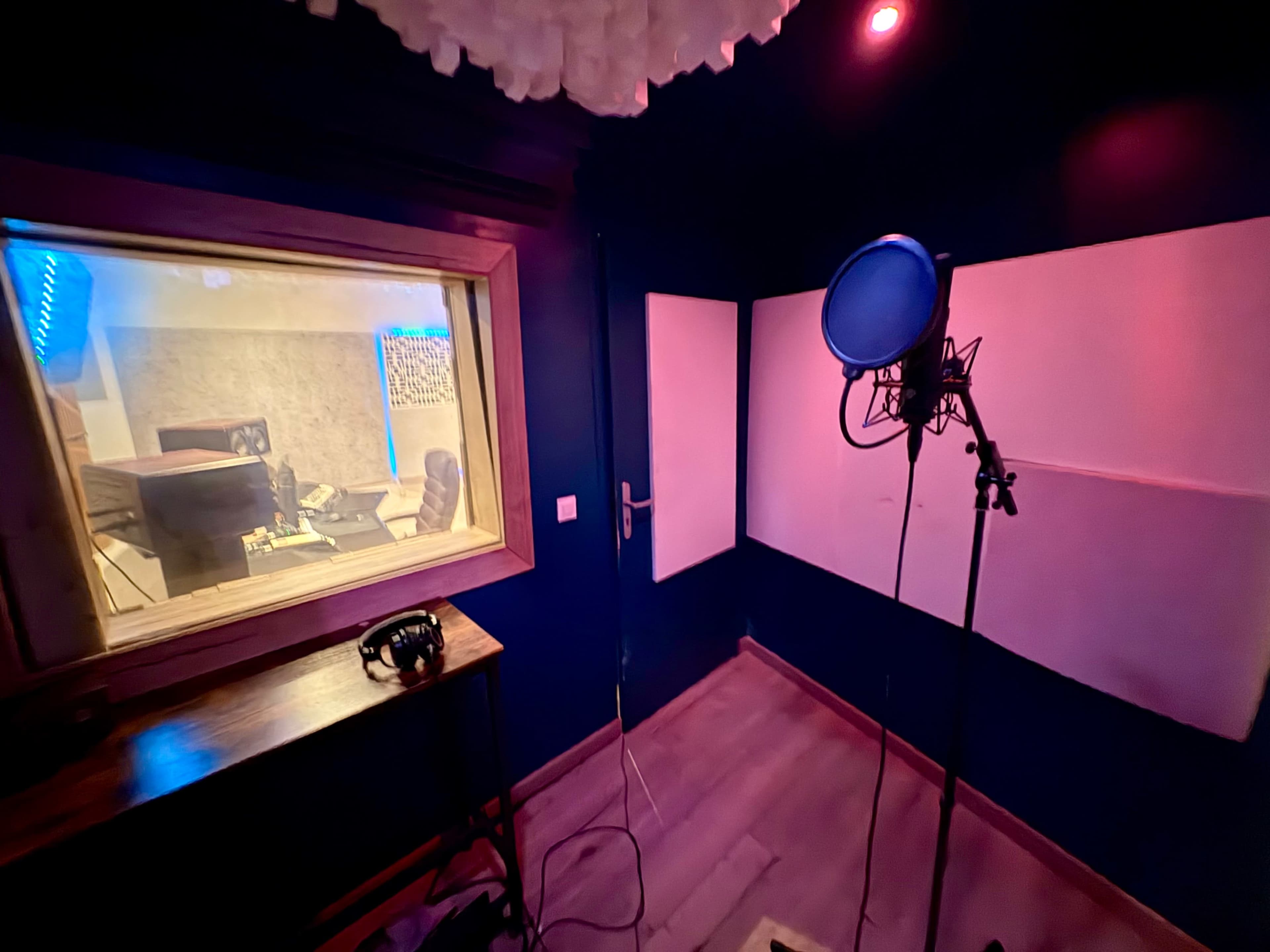 Studio d’enregistrement, ( sans ingénieur ) dans une zone industrielle, spacieuse. Image in , Domont