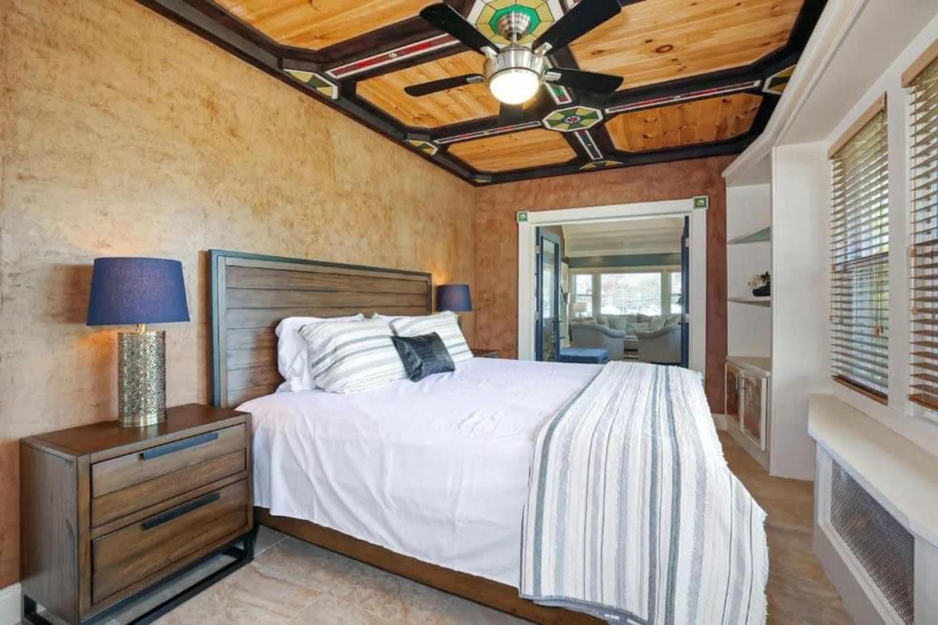 Charming Sunlit Home with Cozy Lounge and Artistic Details Image in New Rochelle, New rochelle, NY
