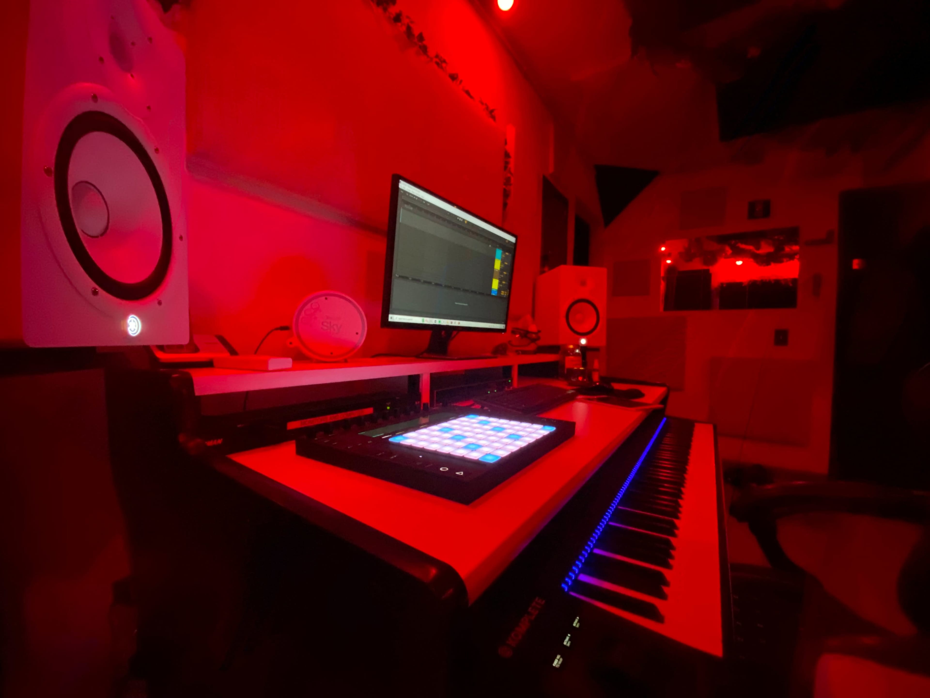Small Studios　スモールスタジオ　Page One Pub Urban Jungle Studios, Long Island City, NY | Production