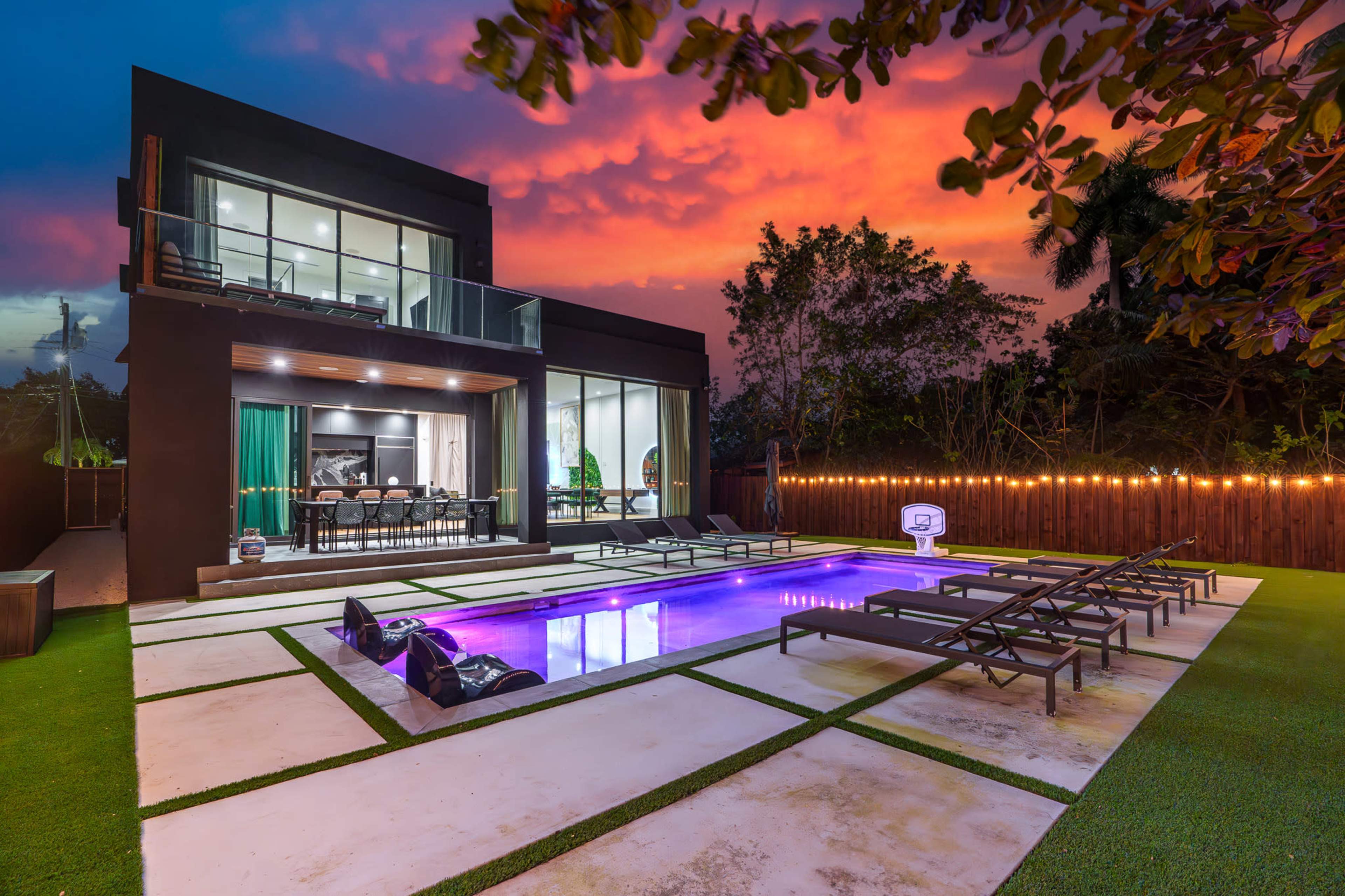 6-Bedroom Bliss: Miami's Hidden Gem Image in Miami, miami, FL