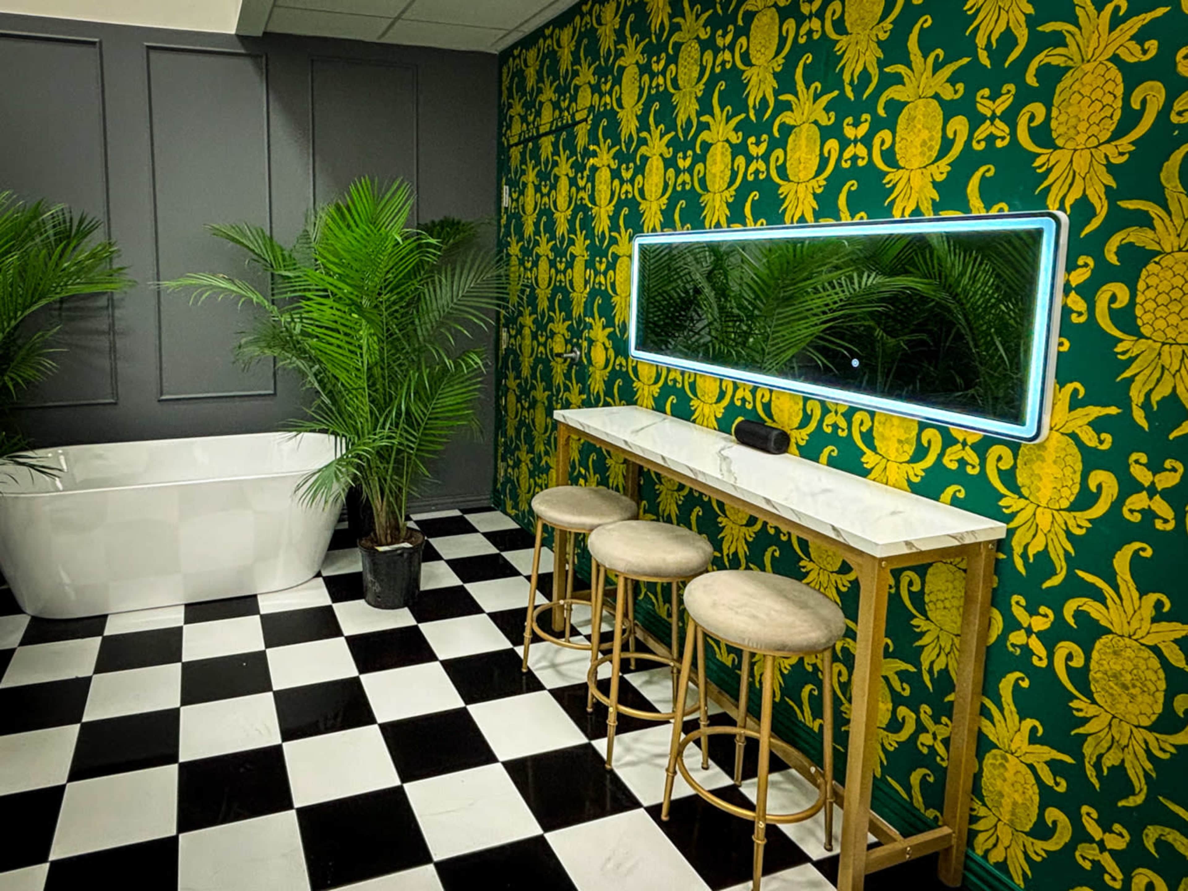 Spacious, Natural Light-Filled Studio Near the Heart of Houston – Vibrant Colors & Stylish Design Image in Westside, Houston, TX