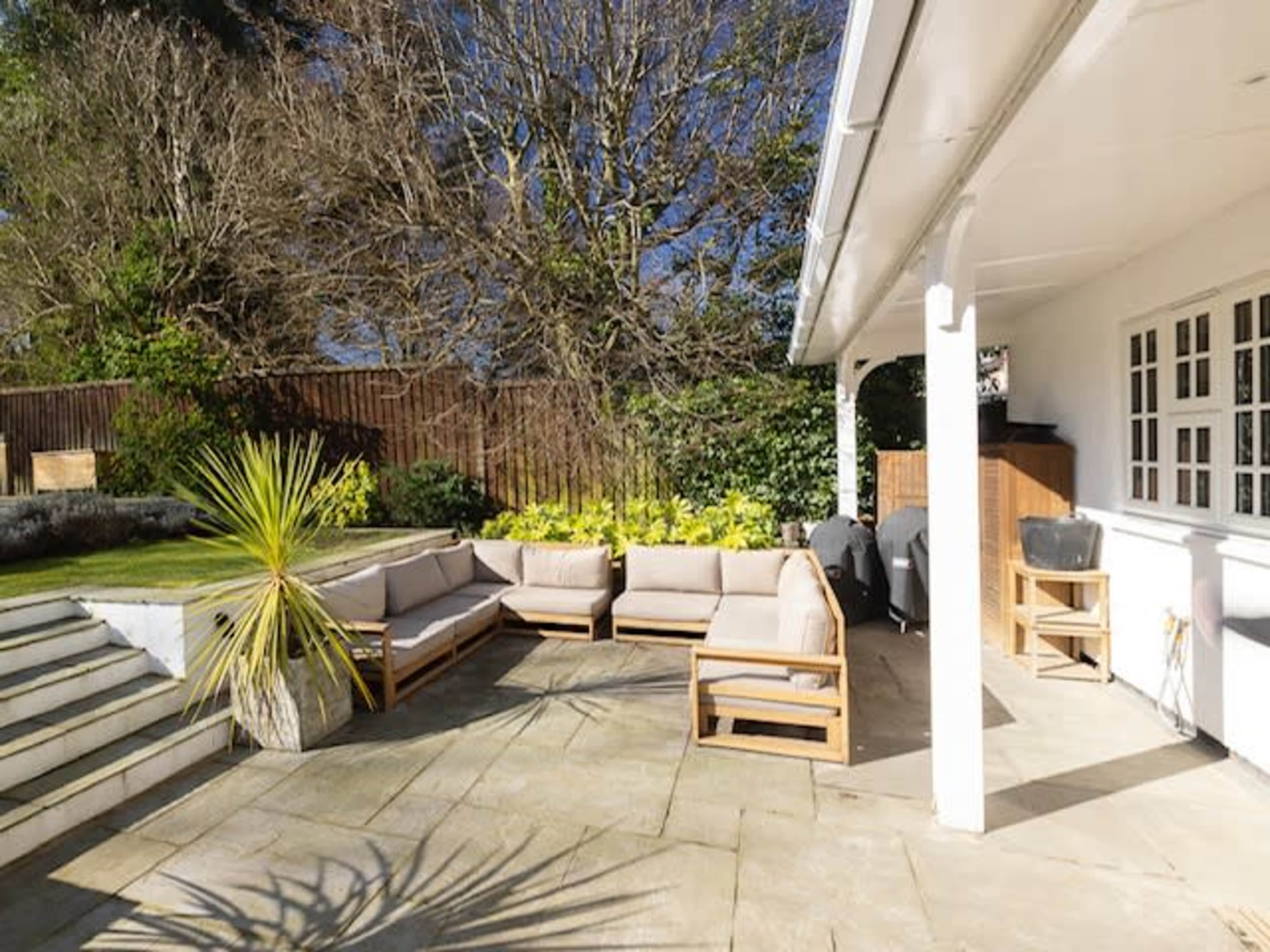 Detached Edwardian Home with outdoor pool in a picturesque garden Image in Berkhamsted, Berkhamsted, ENG