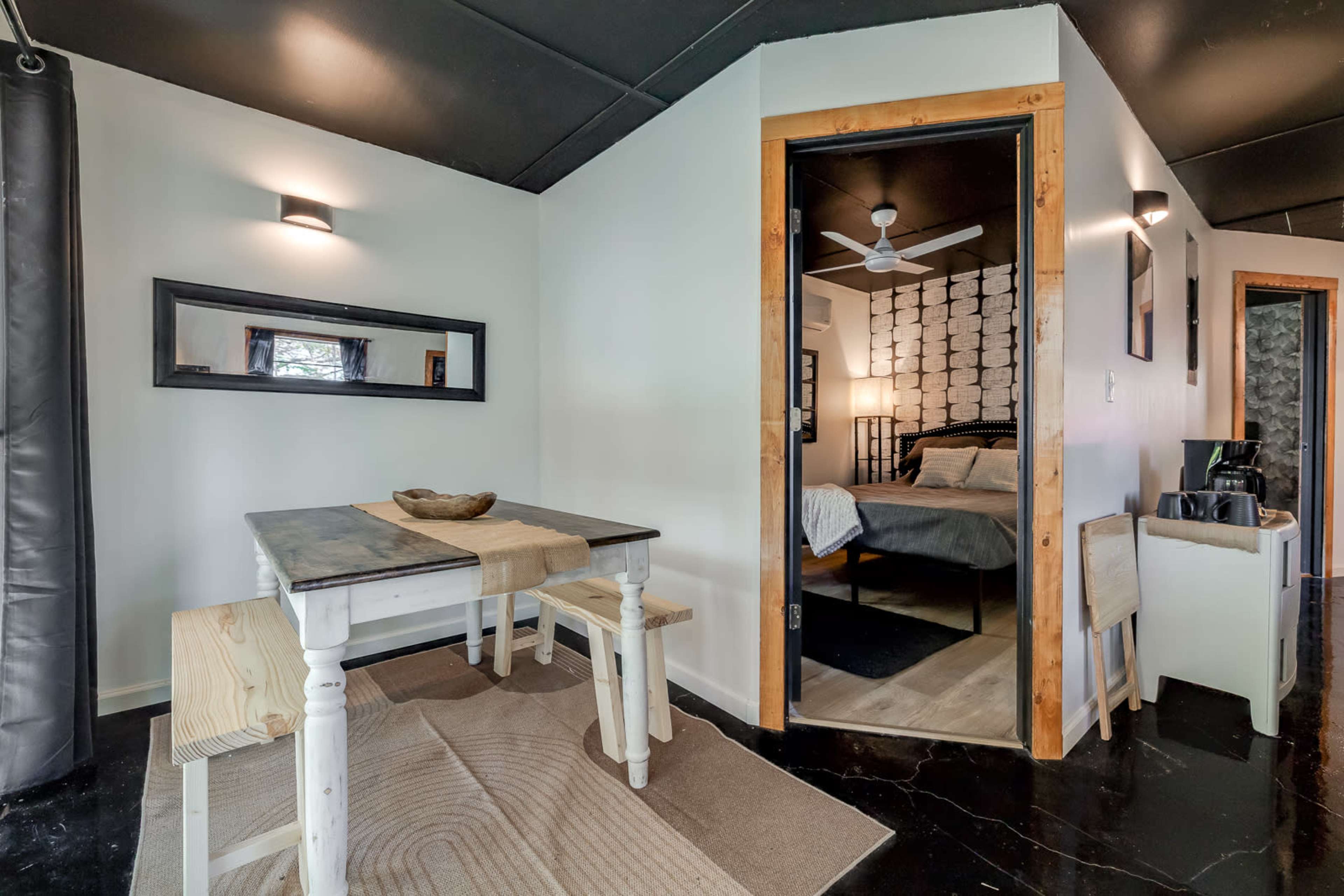 Mesa A · Retro! - 4BR Near Sav Airport Image in Bloomingdale, Bloomingdale, GA